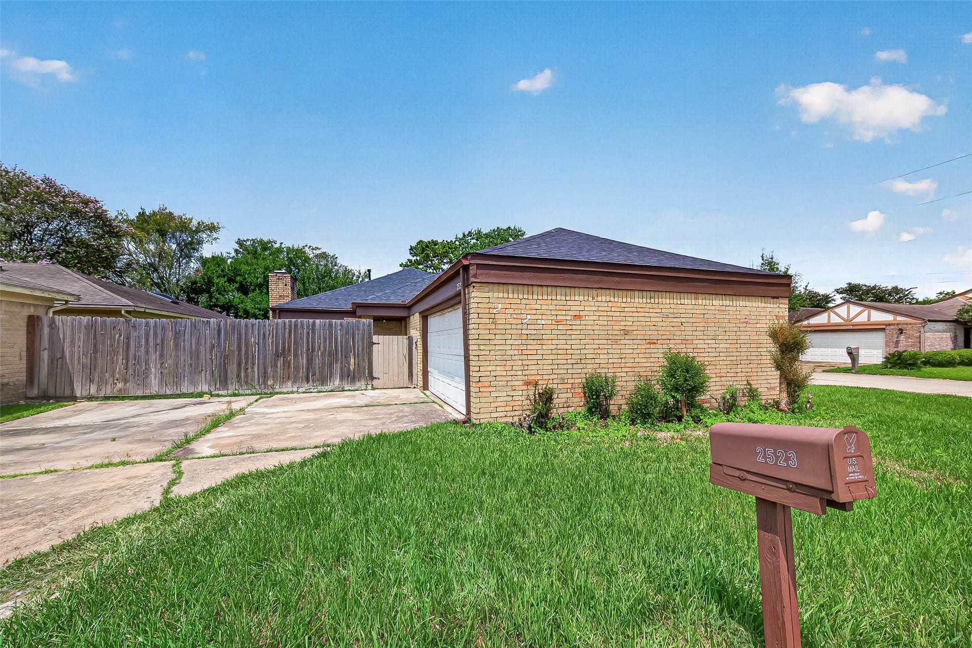 2523 Creekway Circle, Missouri City, TX 77459 Welcome home! Attractive all-brick exterior with a two-car detached garage, extended driveway, mature lawn, and inviting curb appeal in an established neighborhood.