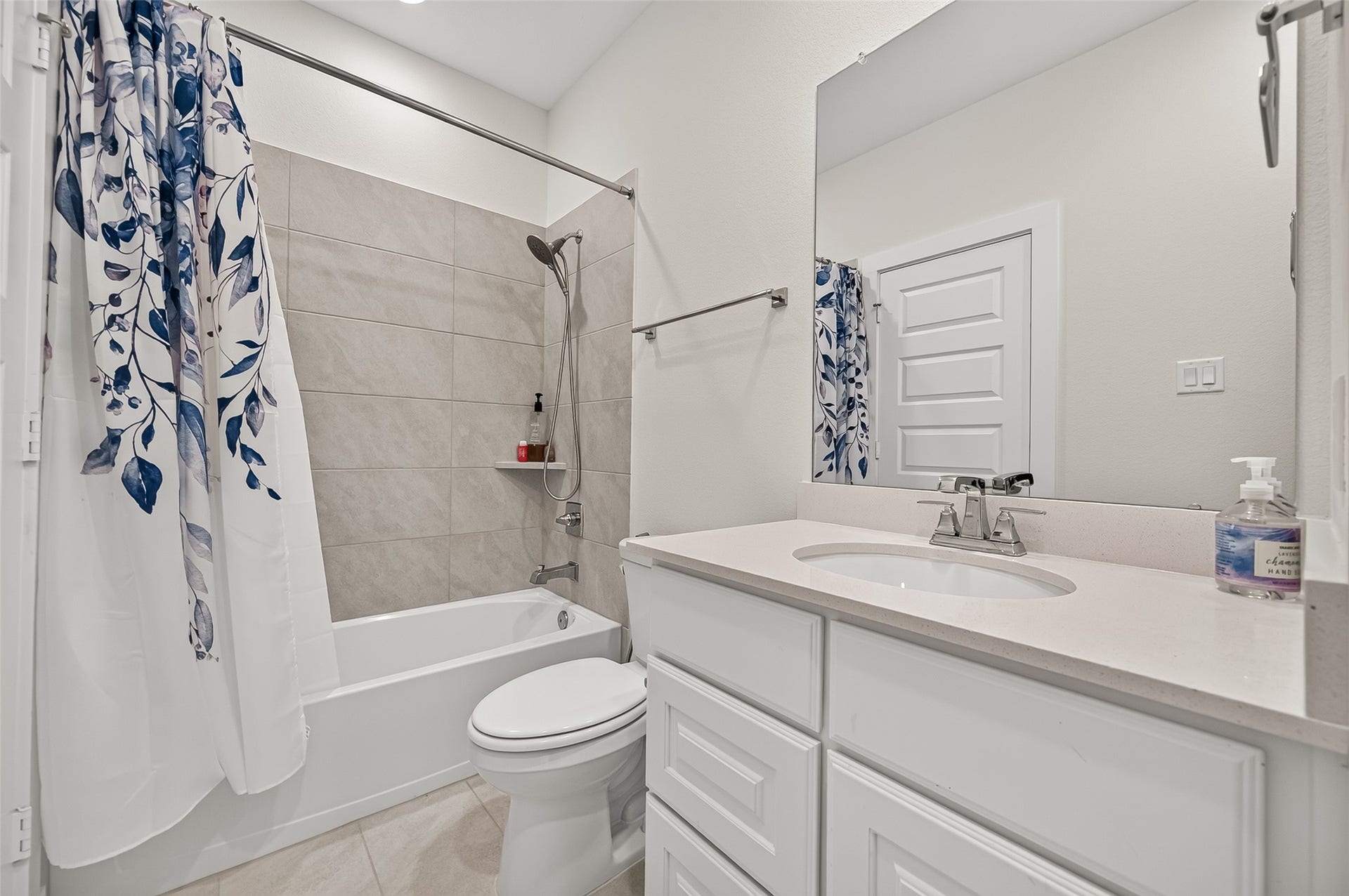 2710 Berry Basket Trail, Richmond, TX 77406 Upstairs 2nd full bathroom.