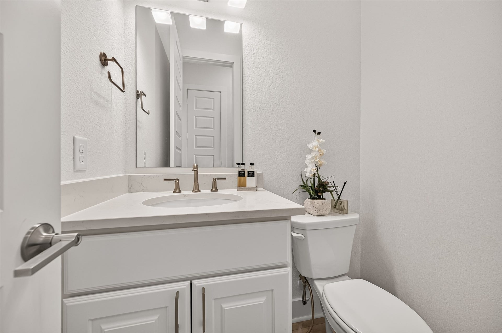 2710 Berry Basket Trail, Richmond, TX 77406 Downstairs half bath.