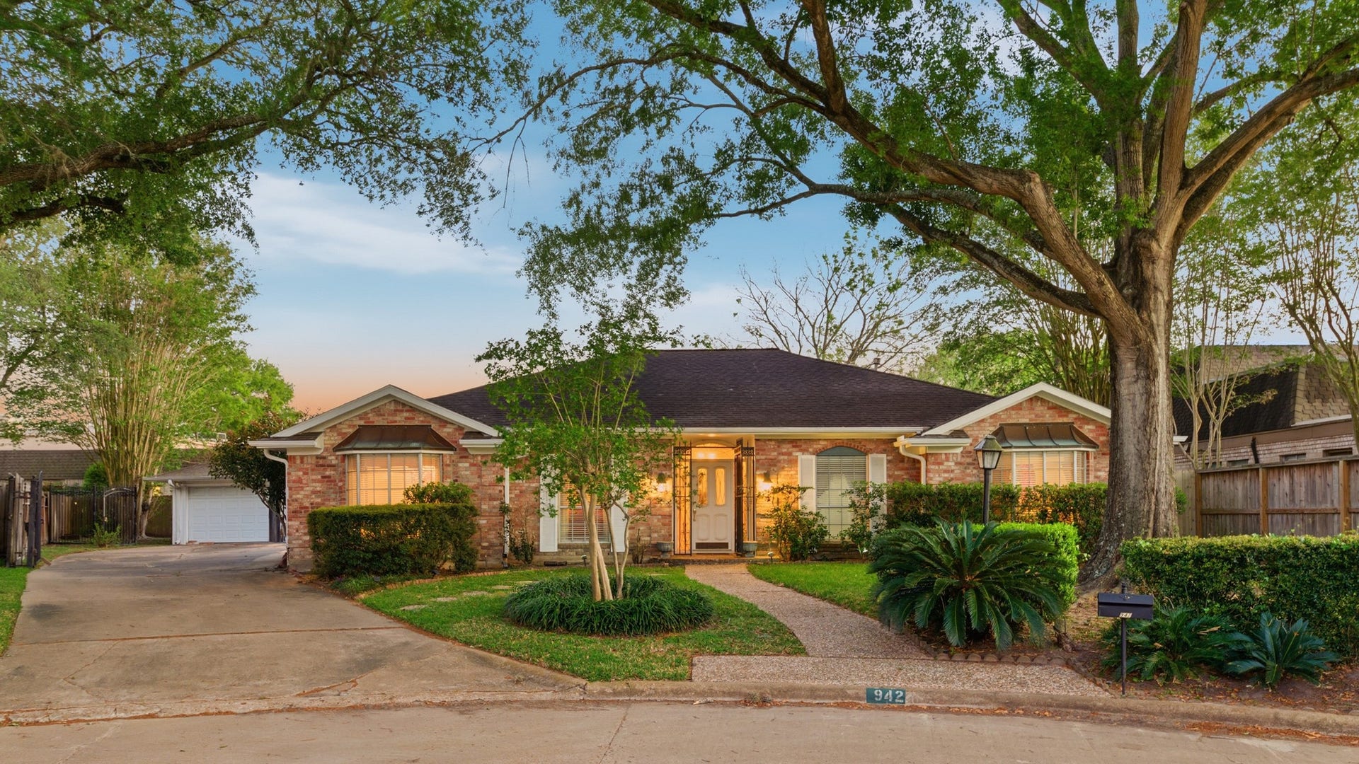942 Brunswick Circle, Sugar Land, TX 77478 Charming curb appeal on a quiet double cul-de-sac in a desirable golf course community.