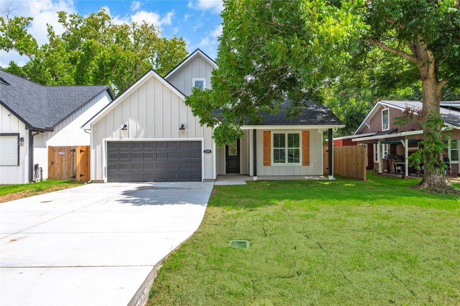 Property photo for 219 E Southland Avenue, Alvin, TX