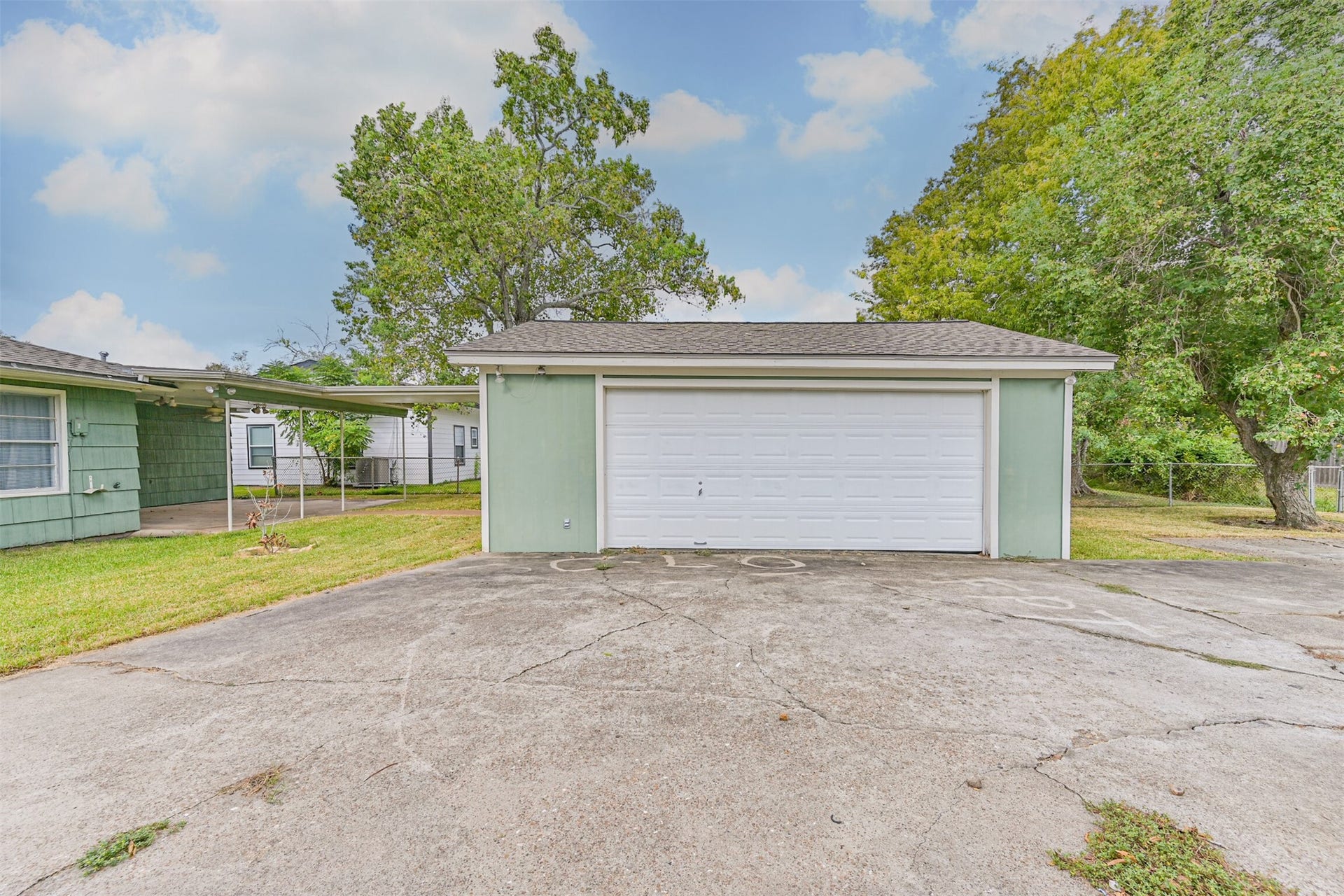 128 Forest Oaks Lane, Lake Jackson, TX 77566