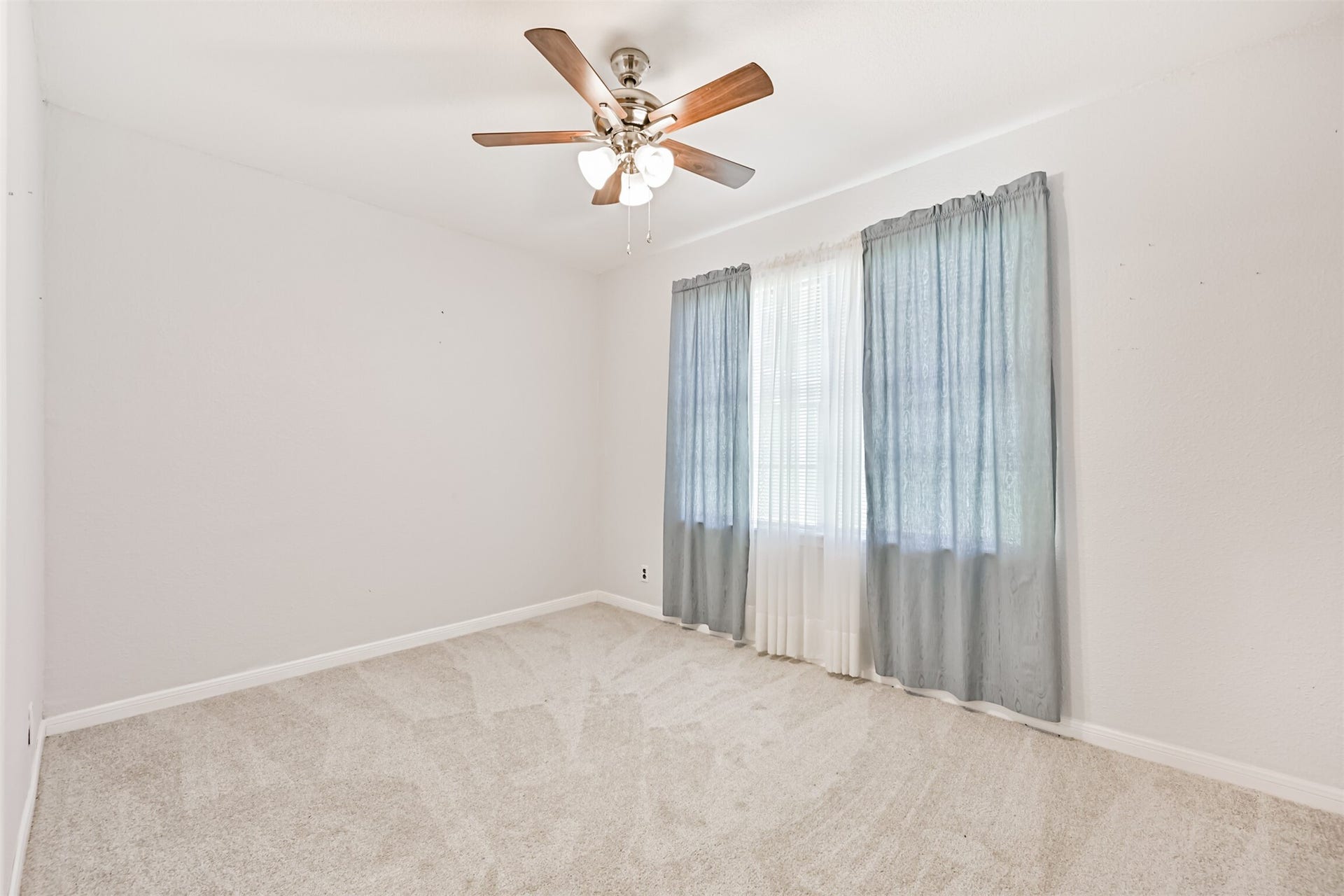 128 Forest Oaks Lane, Lake Jackson, TX 77566