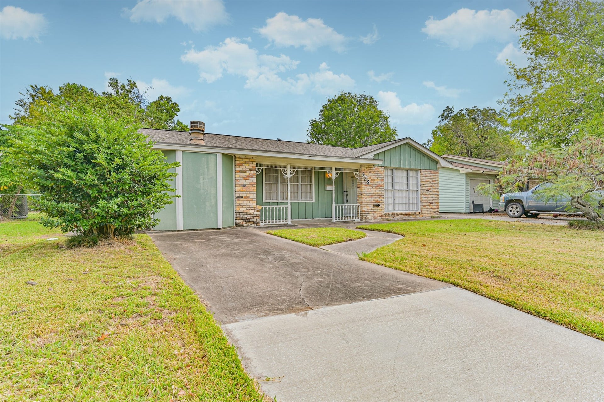 128 Forest Oaks Lane, Lake Jackson, TX 77566