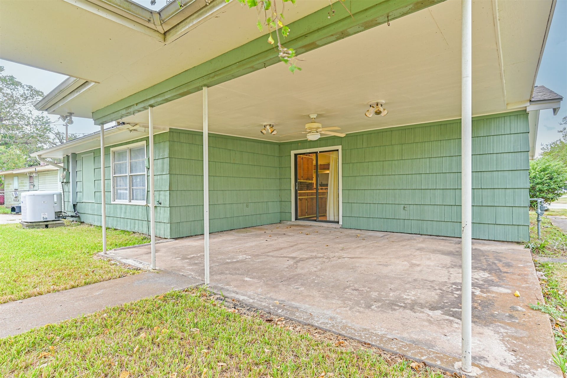 128 Forest Oaks Lane, Lake Jackson, TX 77566