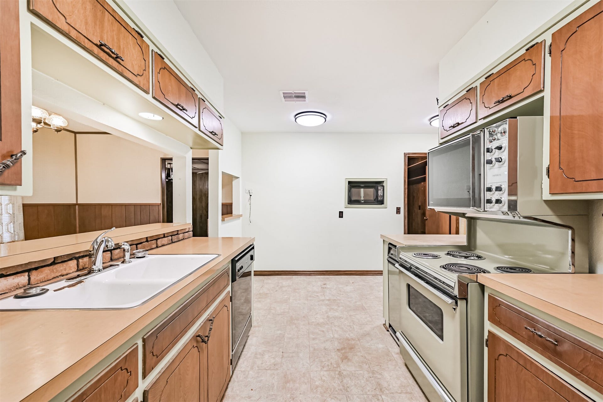 128 Forest Oaks Lane, Lake Jackson, TX 77566