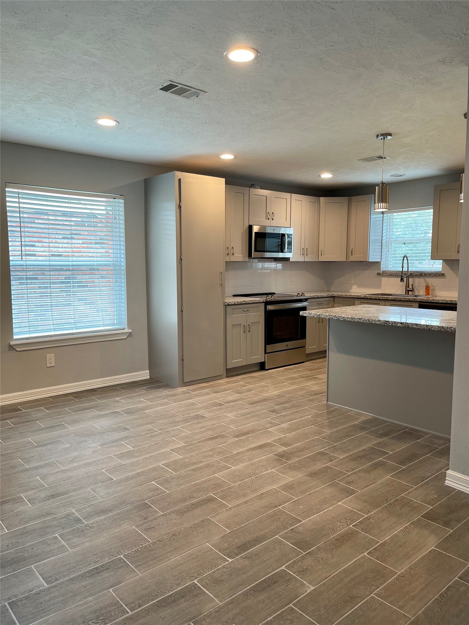 9415 Westacre Place, Houston, TX 77083 9415 Westacre Place, Houston, TX 77083