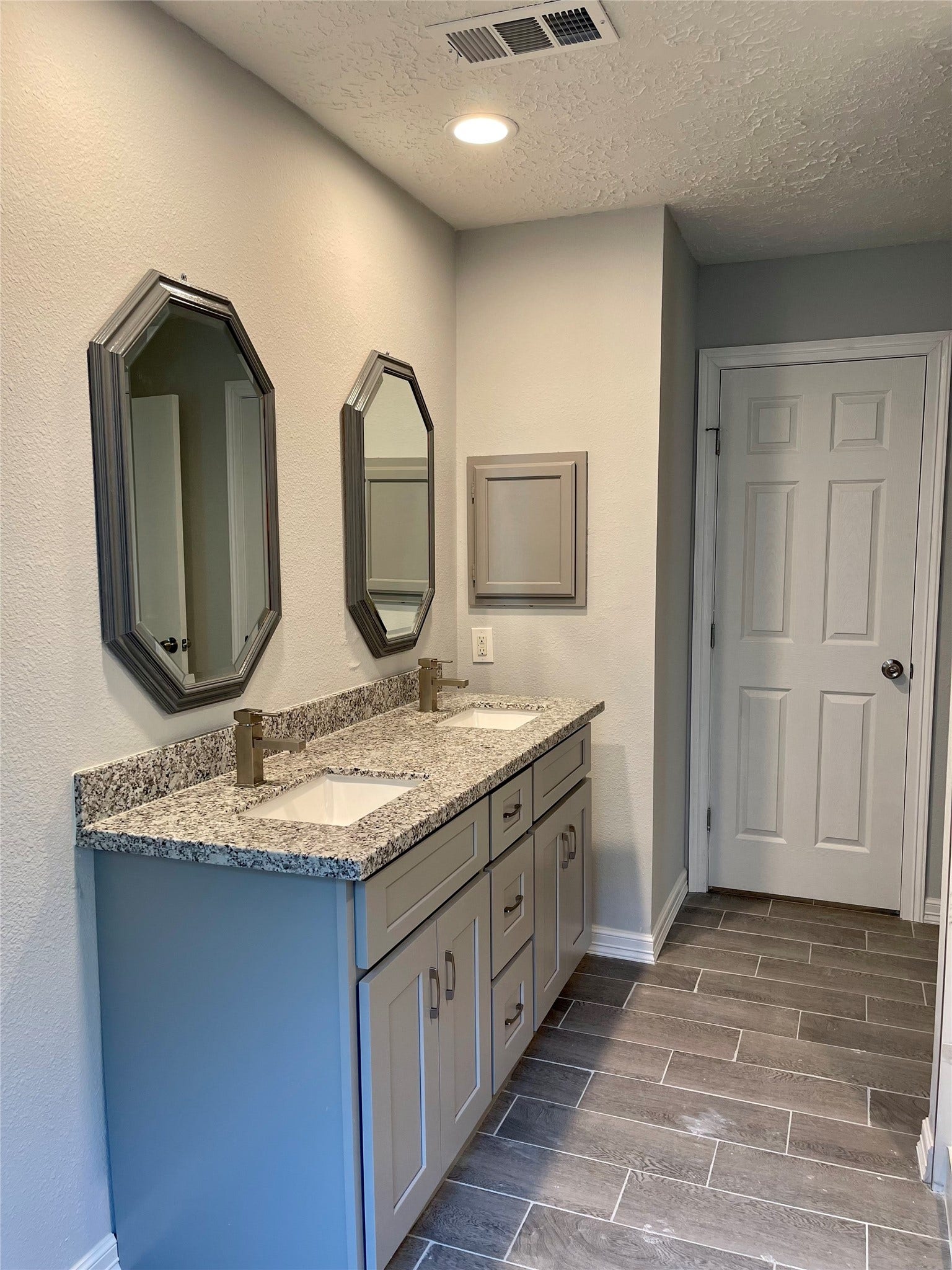 9415 Westacre Place, Houston, TX 77083 Masterbath