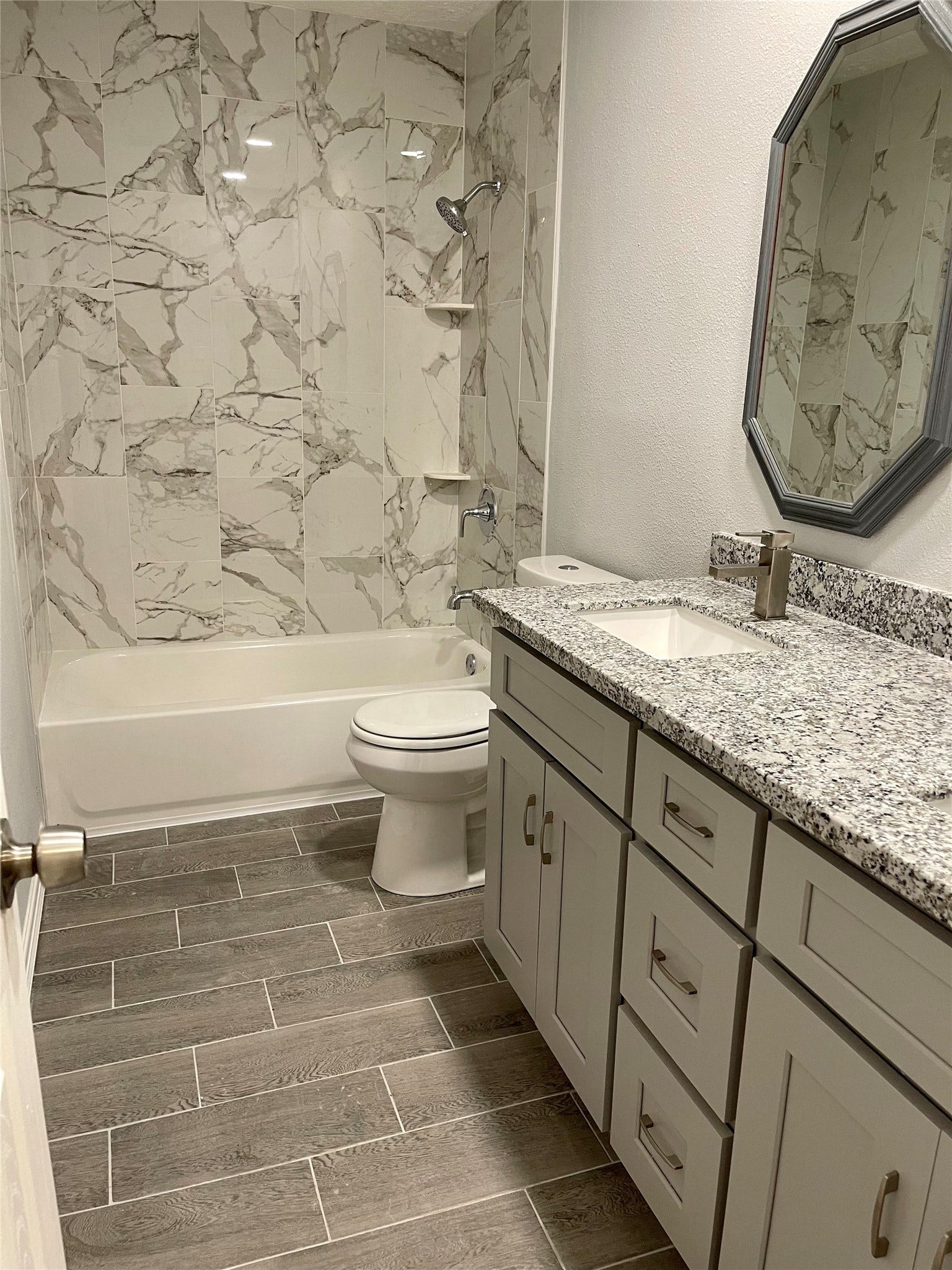 9415 Westacre Place, Houston, TX 77083 Bathroom#2