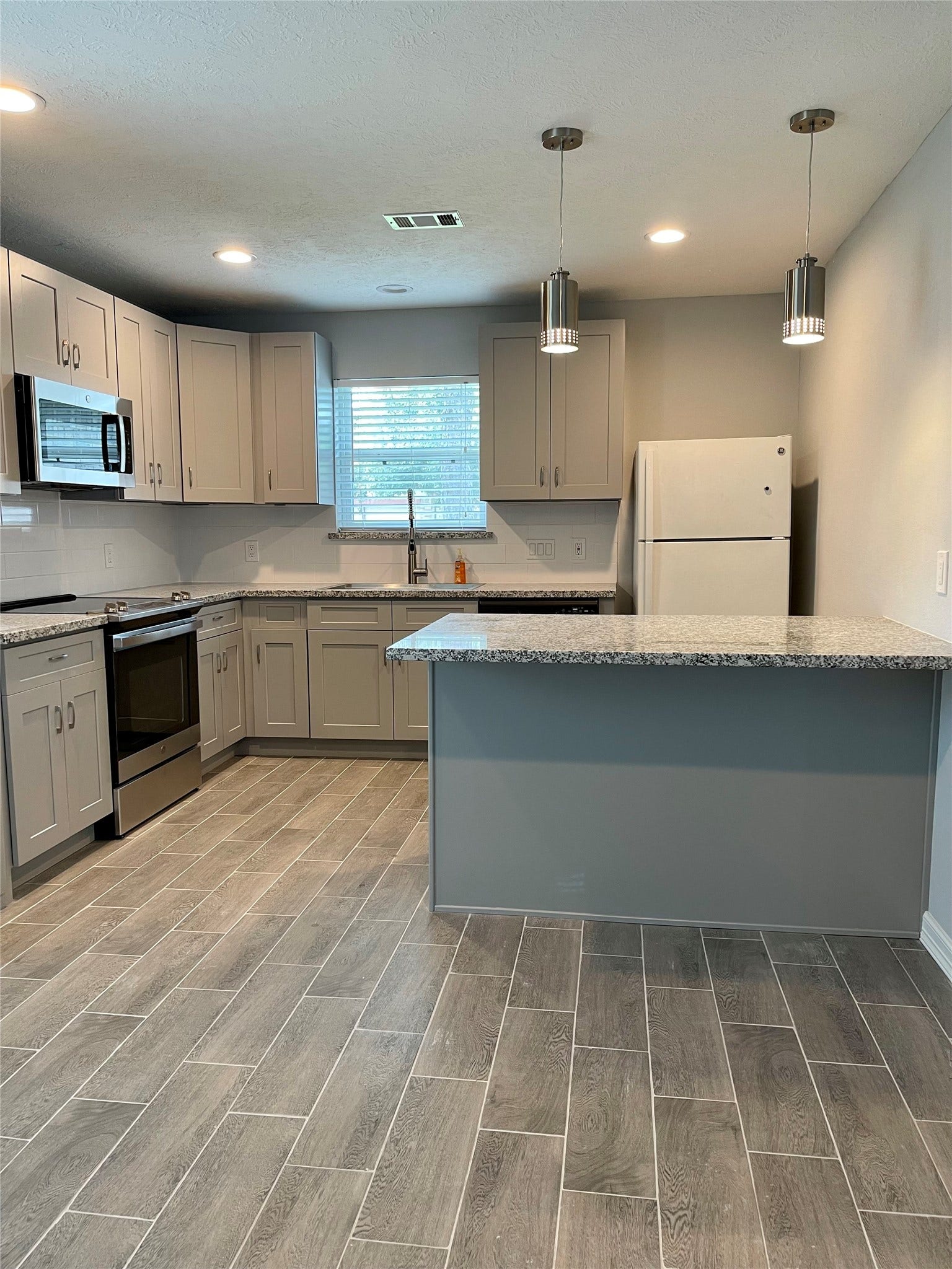9415 Westacre Place, Houston, TX 77083 Large Countertop with seating area