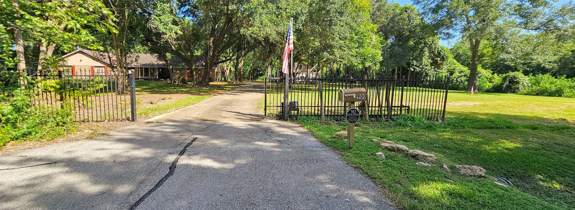 900 Bauer Avenue, League City, TX 77573 900 Bauer Avenue, League City, TX 77573