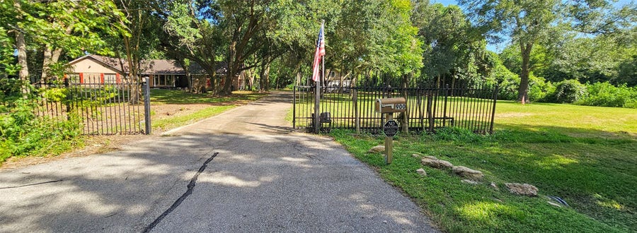 Property photo for 900 Bauer Avenue, League City, TX