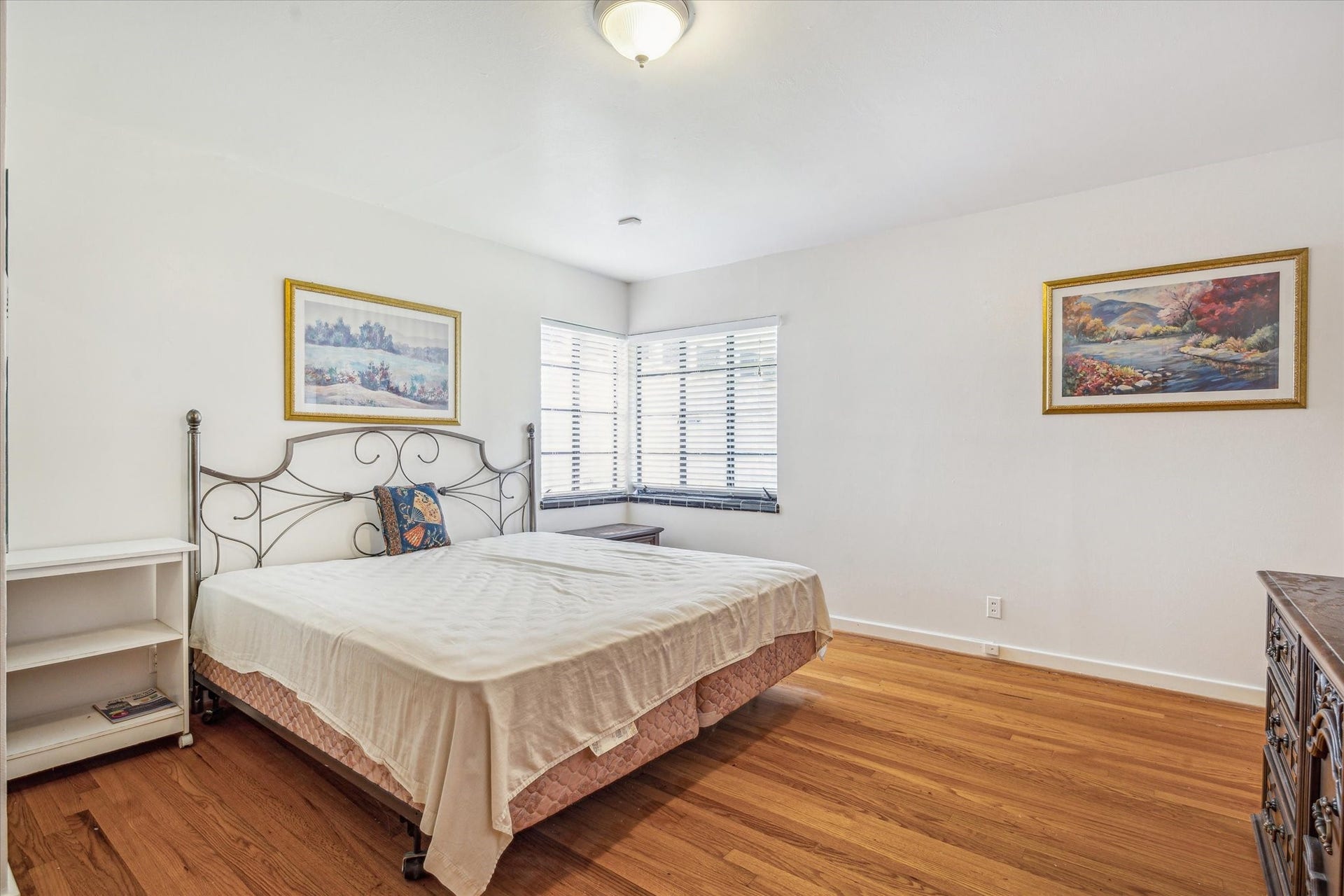 3825 Gramercy Street, Houston, TX 77025 Large primary bedroom.