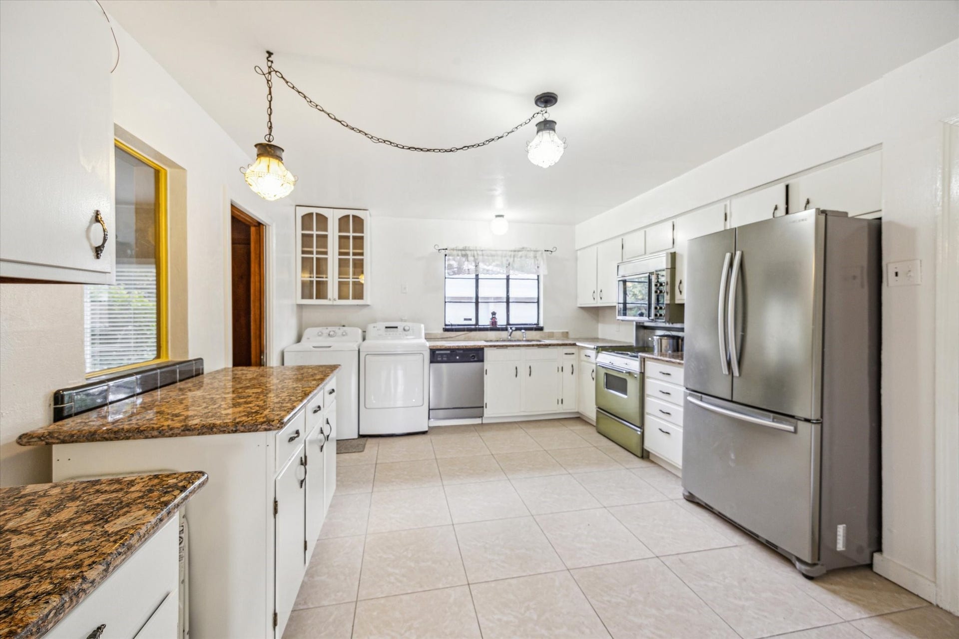 3825 Gramercy Street, Houston, TX 77025 Wonderful kitchen with all appliances including washer and dryer.