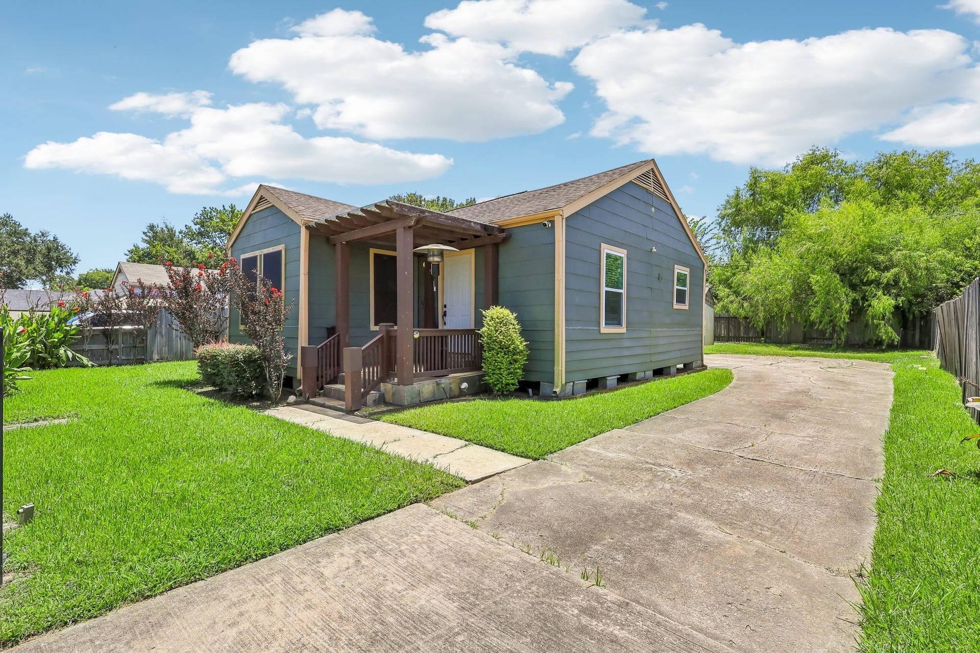 4516 Dewberry Street, Houston, TX 77021 4516 Dewberry Street, Houston, TX 77021
