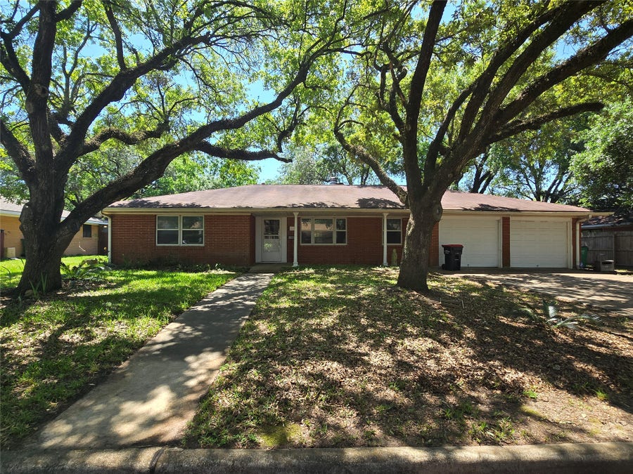 Property photo for 801 Rosewood Drive, Baytown, TX