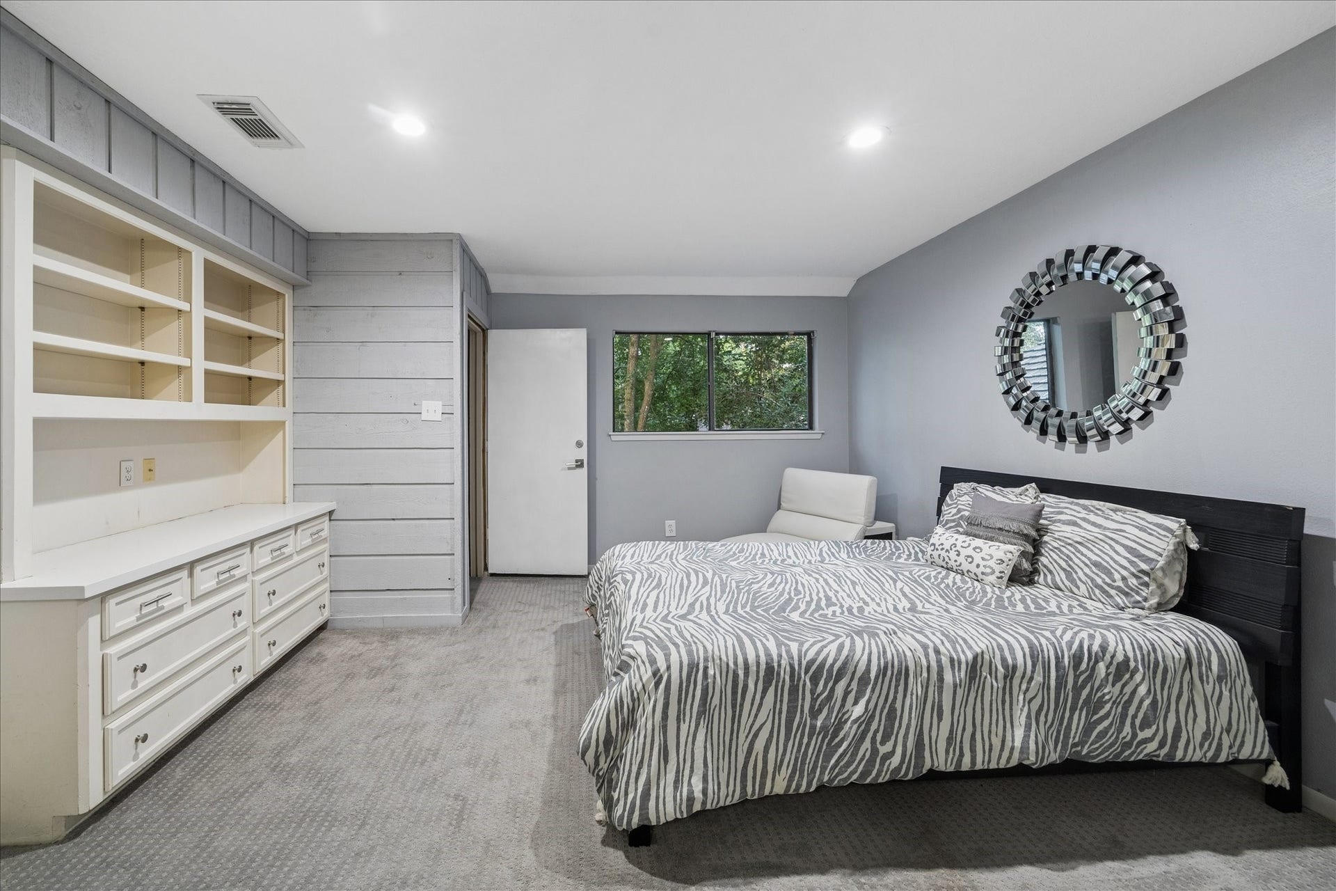 2411 Oakbank Drive, Kingwood, TX 77339 Guest suite.