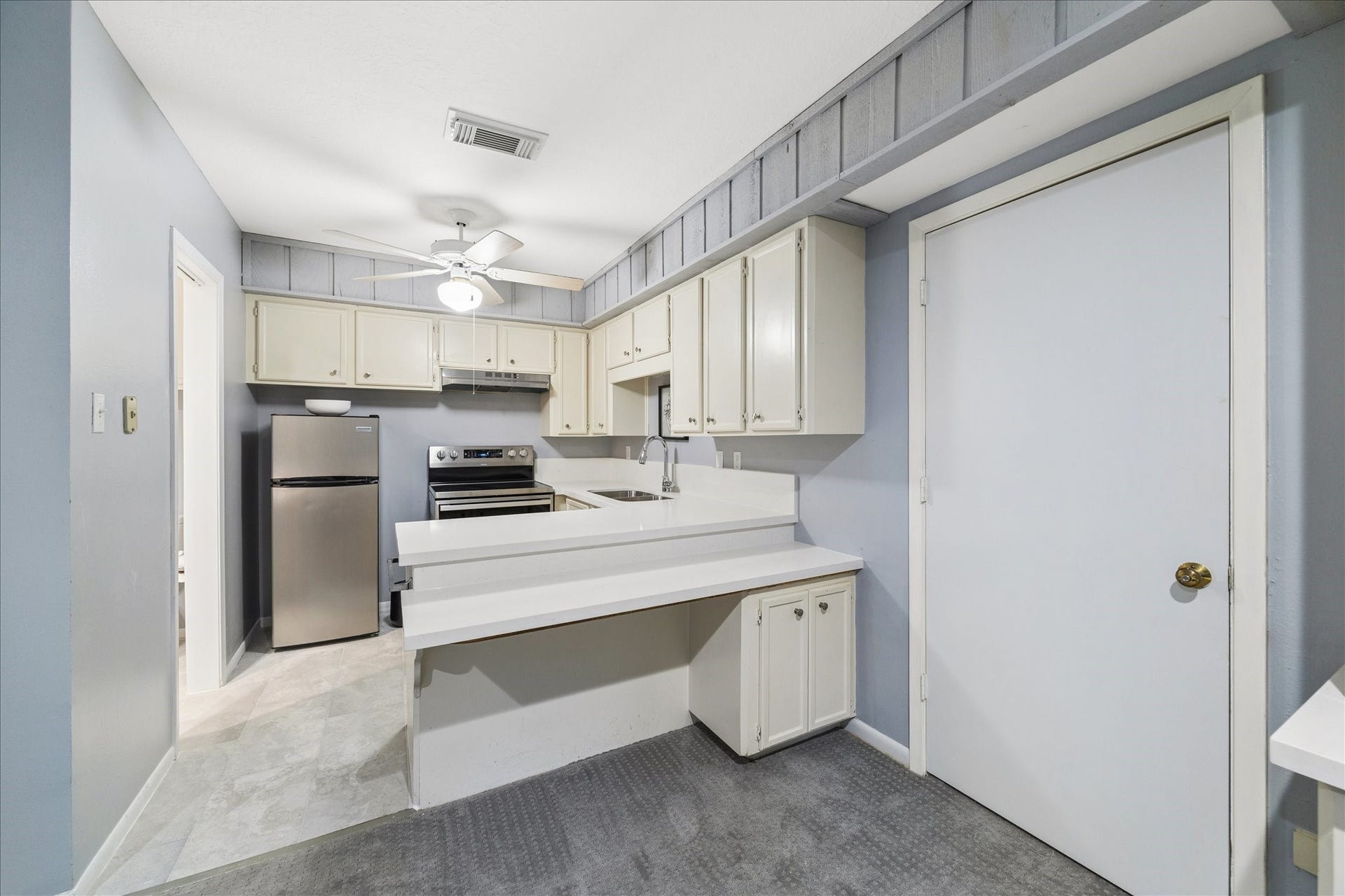 2411 Oakbank Drive, Kingwood, TX 77339 Updated guest or mother-in-law suite with kitchen, bedroom/livingroom and shower room.