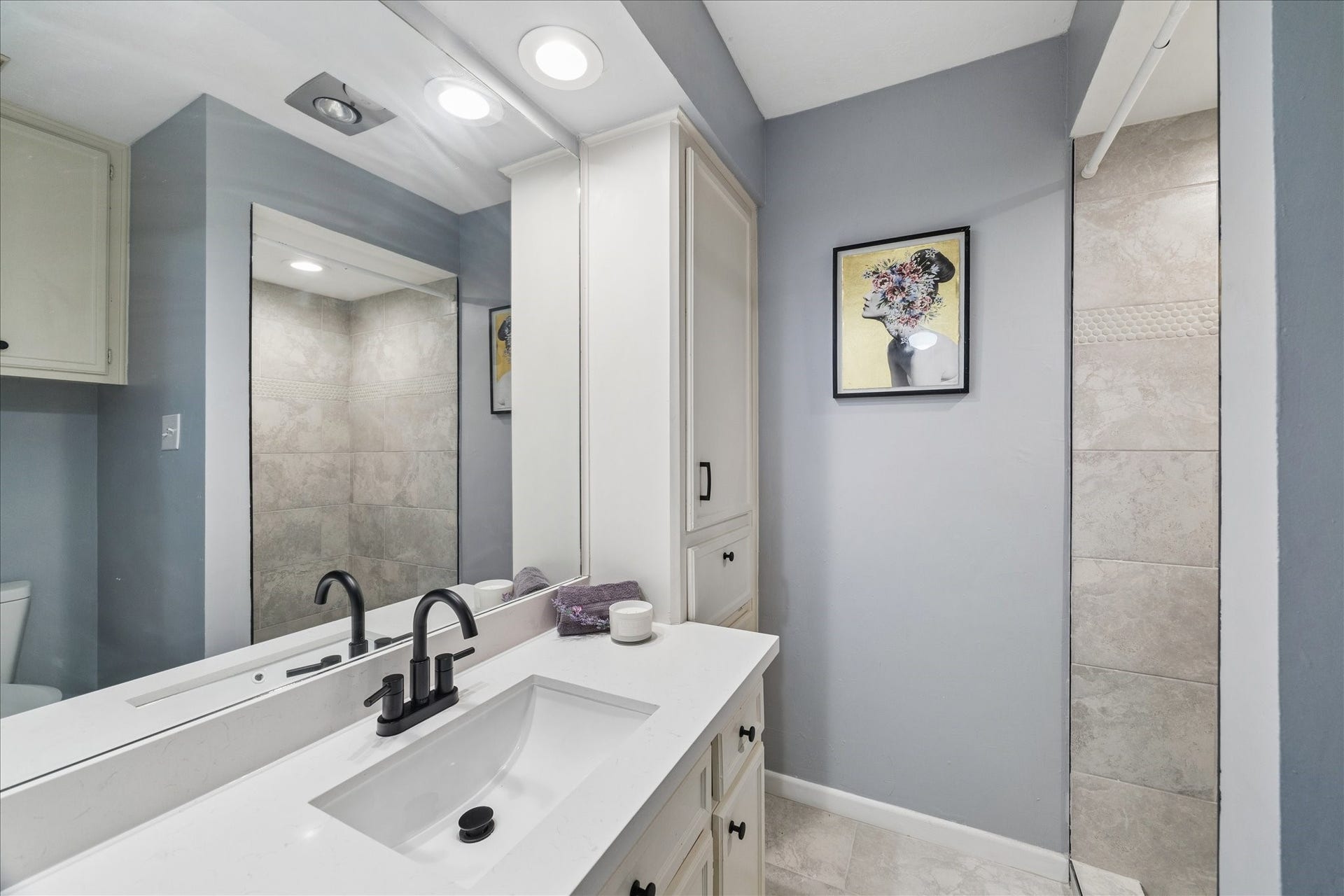 2411 Oakbank Drive, Kingwood, TX 77339 Guest suite.