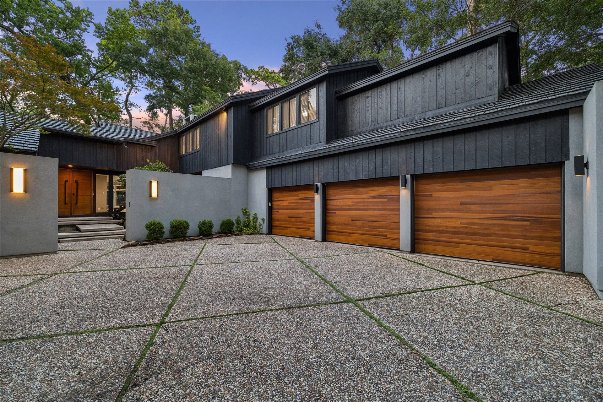 2411 Oakbank Drive, Kingwood, TX 77339 Spacious motor court offering ample parking and easy access to the impressive 3-car garage.