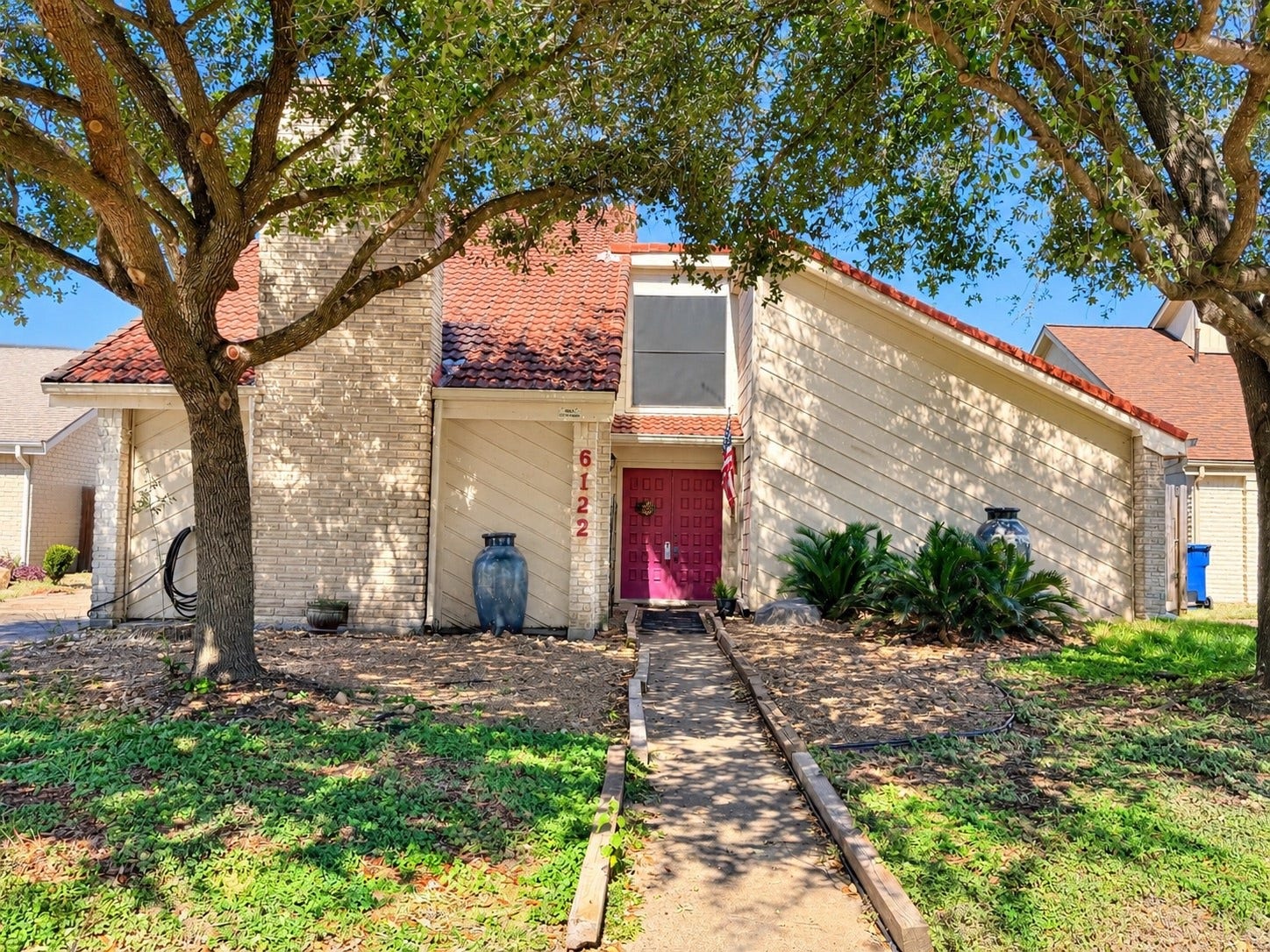 6122 Gallant Forest Drive, Houston, TX 77088 Actual property view of the front elevation.