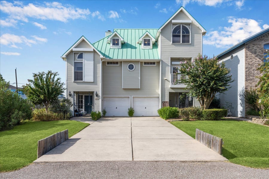 Property photo for 422 Bay Colony Drive, La Porte, TX