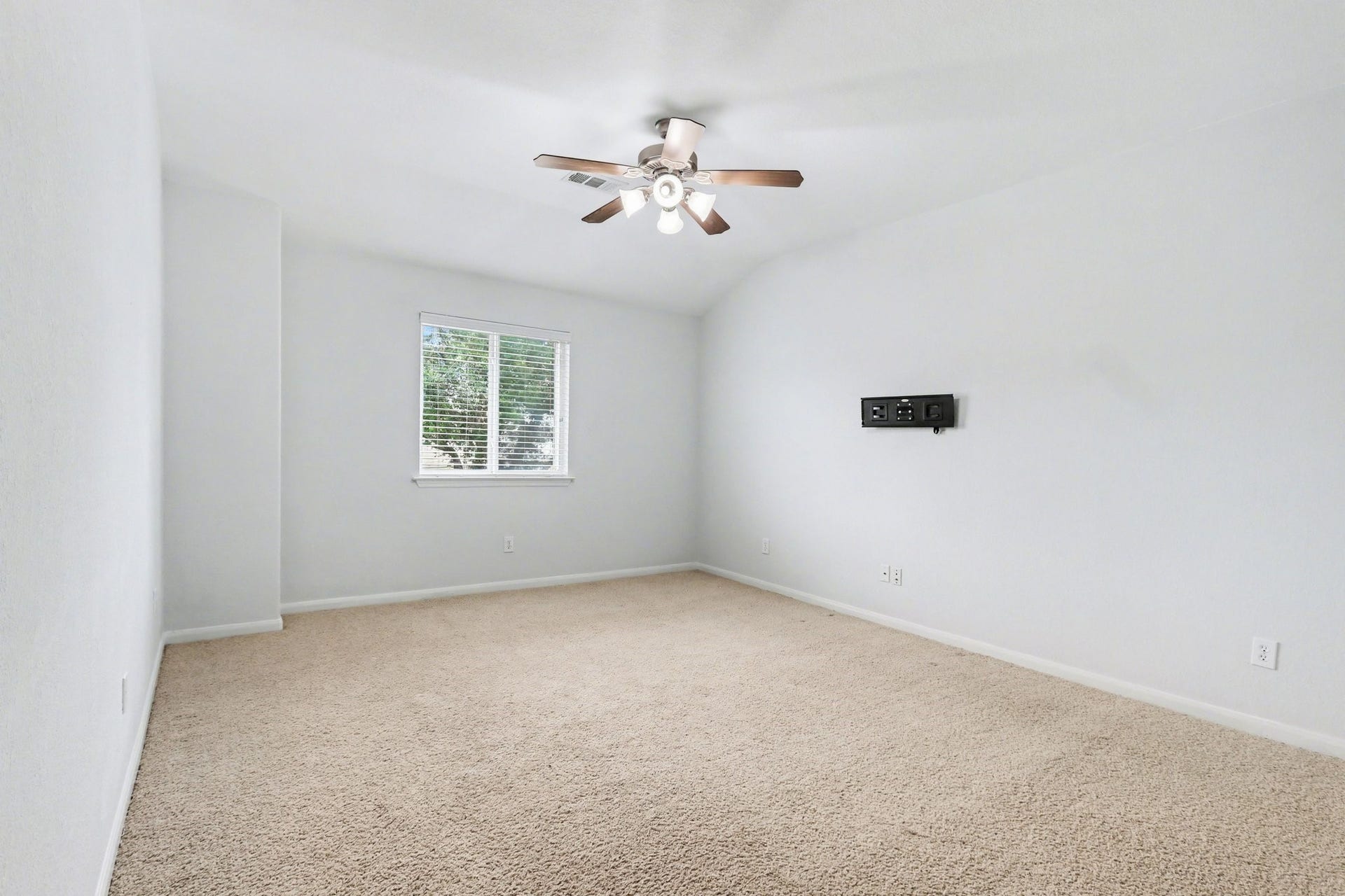 2705 Golden Creek Lane, Pearland, TX 77584 Let's venture upstairs where you will find this spacious game room, complete with neutral paint and soft carpet under foot!