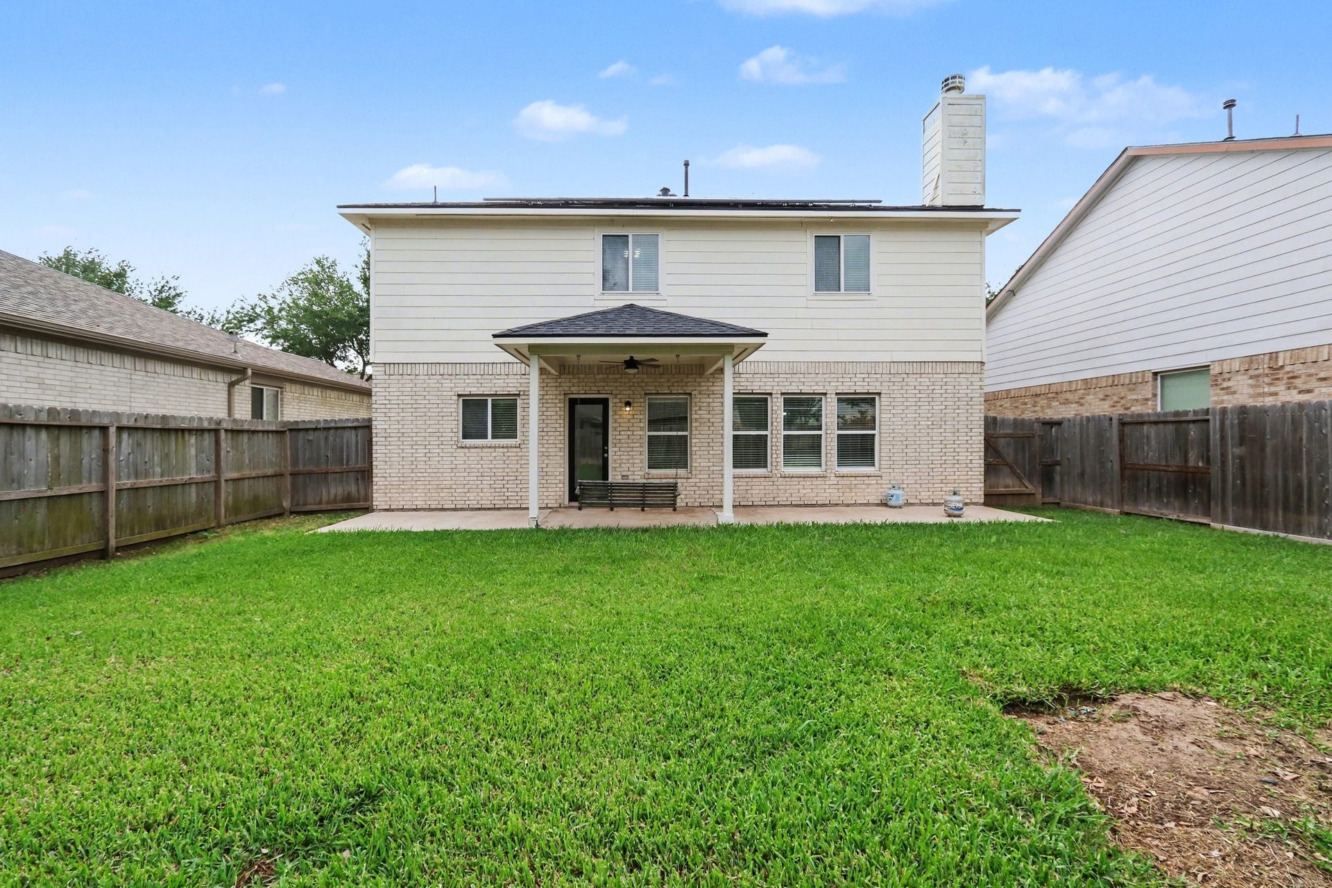2705 Golden Creek Lane, Pearland, TX 77584 Conveniently located with quick access to Hwy 288 and just minutes from the Houston Medical Center, plus nearby parks, pools, lakes, trails, and shopping and dining at Shadow Creek Ranch Town Center. Schedule a showing today!