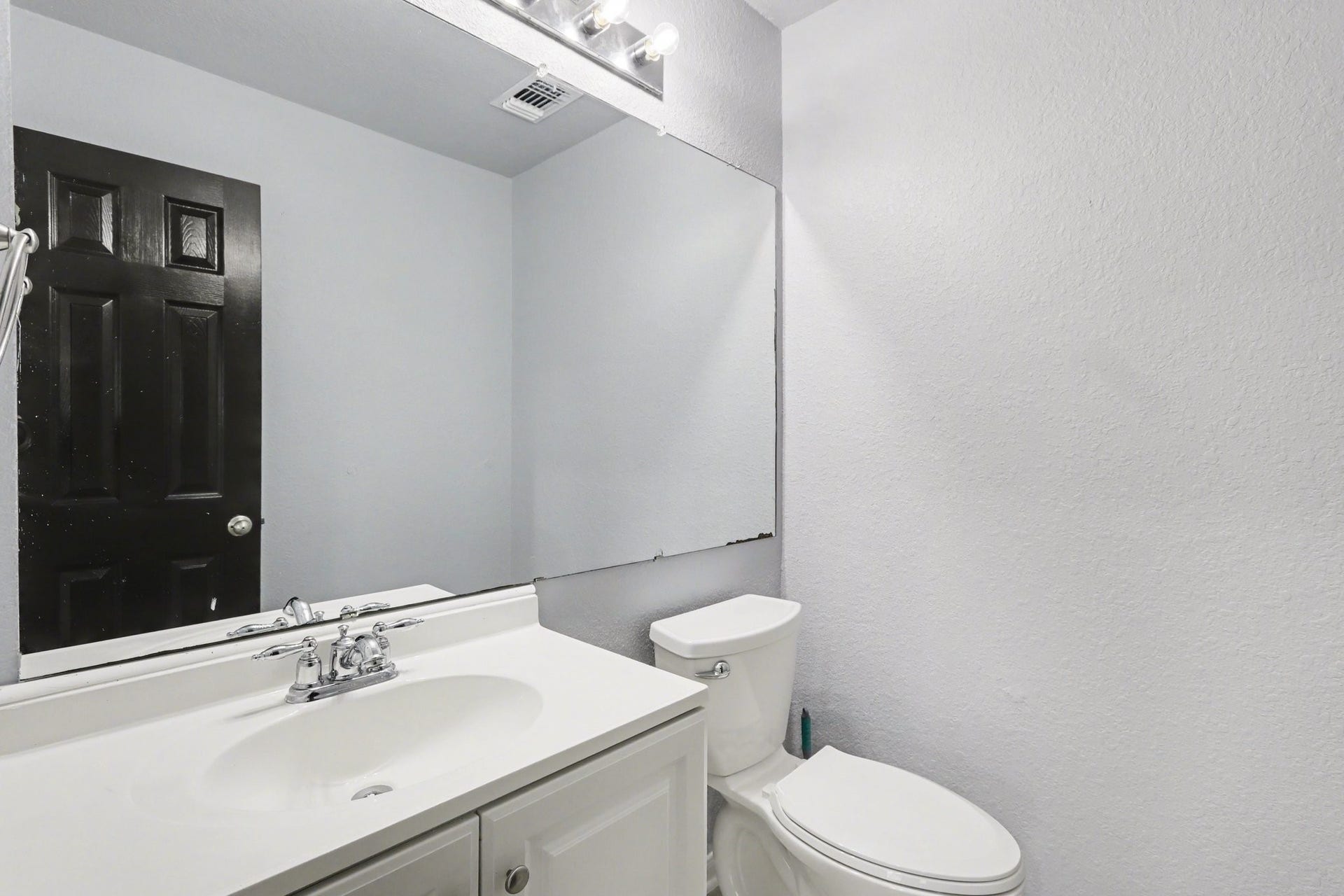 2705 Golden Creek Lane, Pearland, TX 77584 A quaint powder room stands ready for guests to freshen up during a visit!
