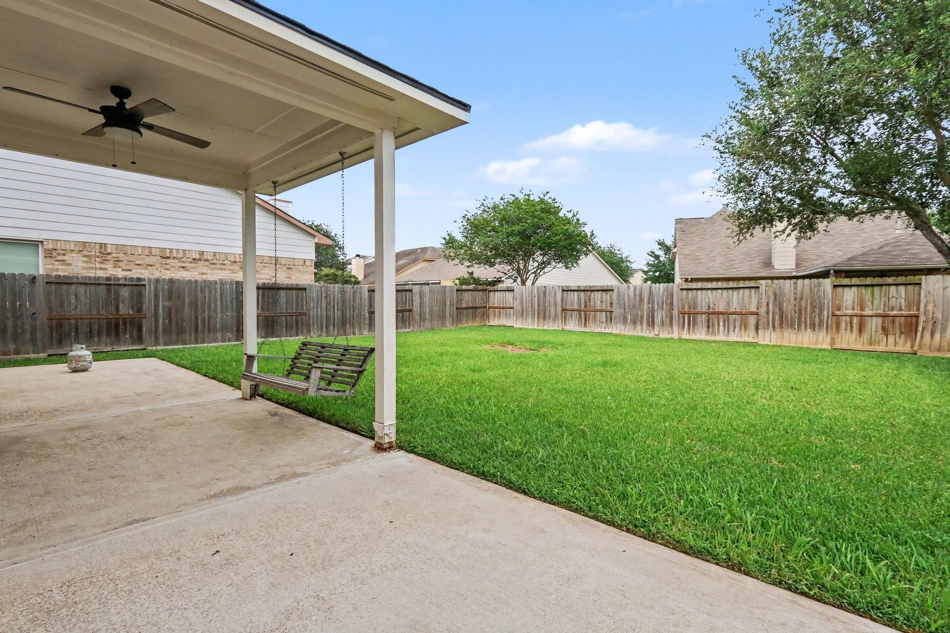 2705 Golden Creek Lane, Pearland, TX 77584 This backyard has plenty of greenspace for Fido to run and play!