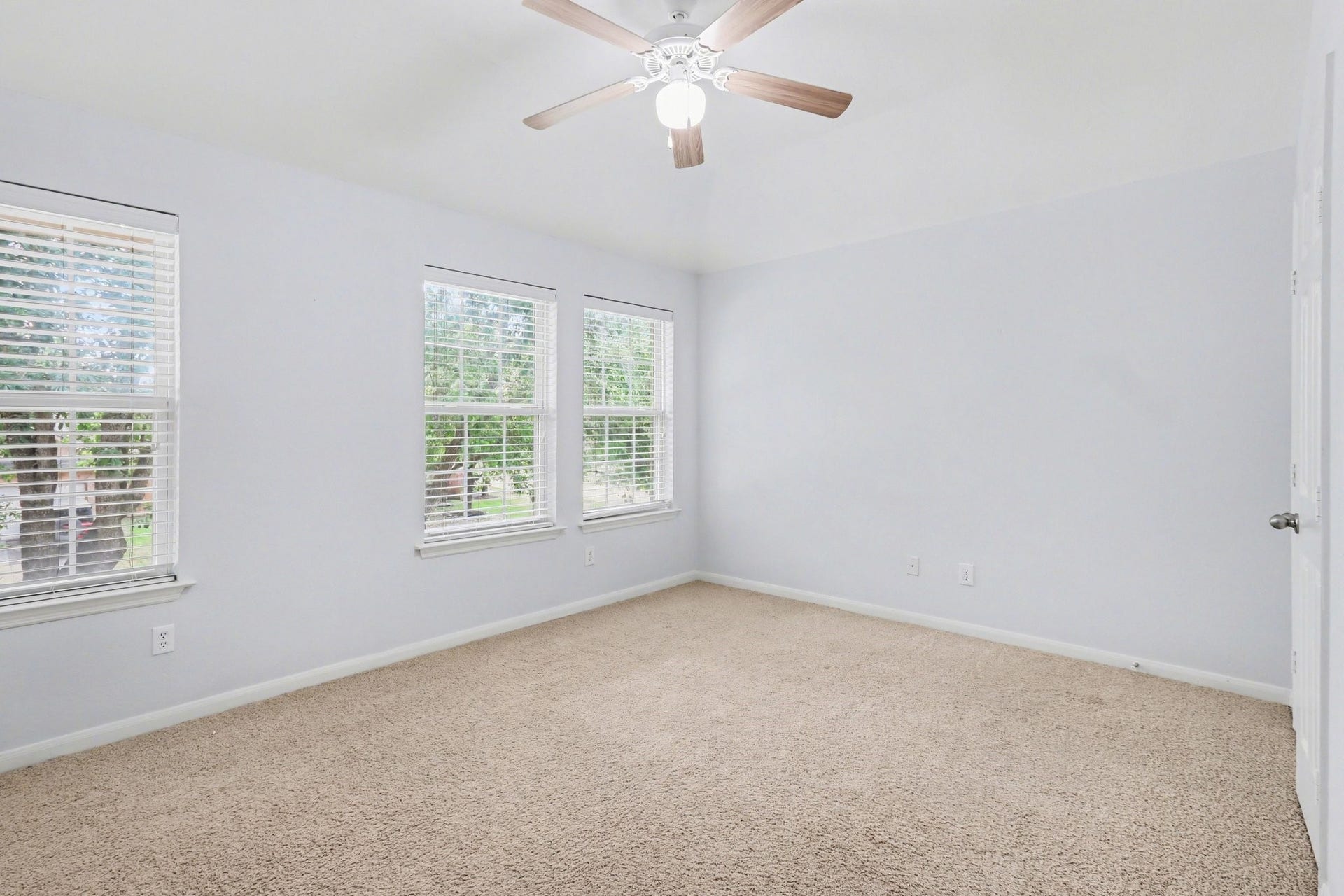 2705 Golden Creek Lane, Pearland, TX 77584 This secondary has lots of windows making it a dreamy place for play or slumber!