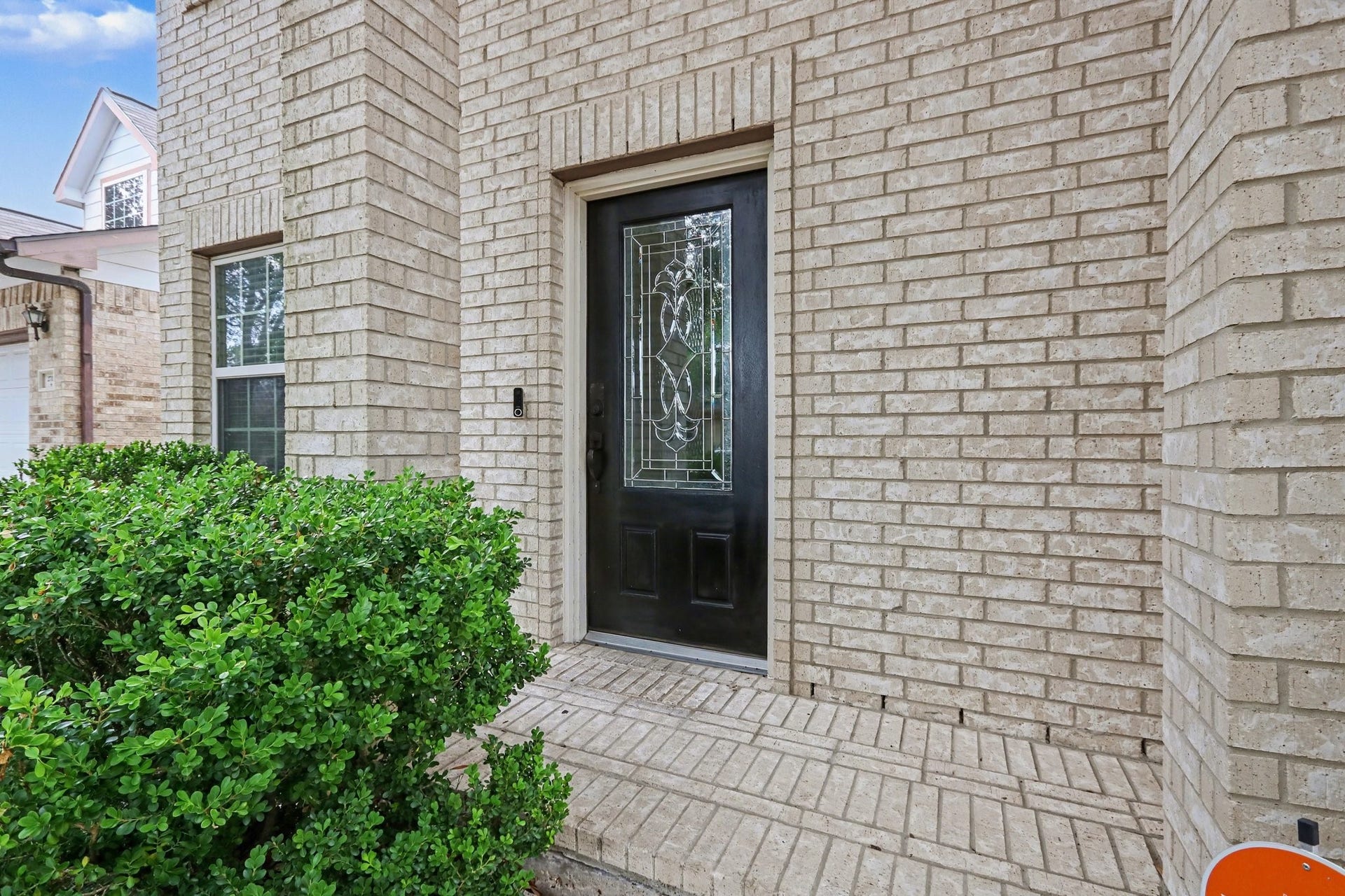 2705 Golden Creek Lane, Pearland, TX 77584 As you walk up towards the porch and lush landscape, you come to the classic black door with leaded glass!