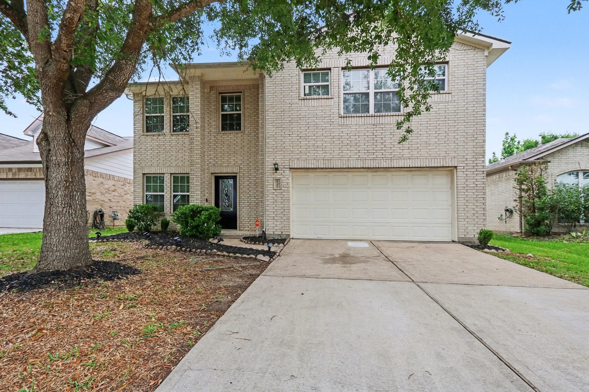 2705 Golden Creek Lane, Pearland, TX 77584 Welcome home to 2705 Golden Creek nestled in the Shadow Creek Ranch in Pearland, Texas!