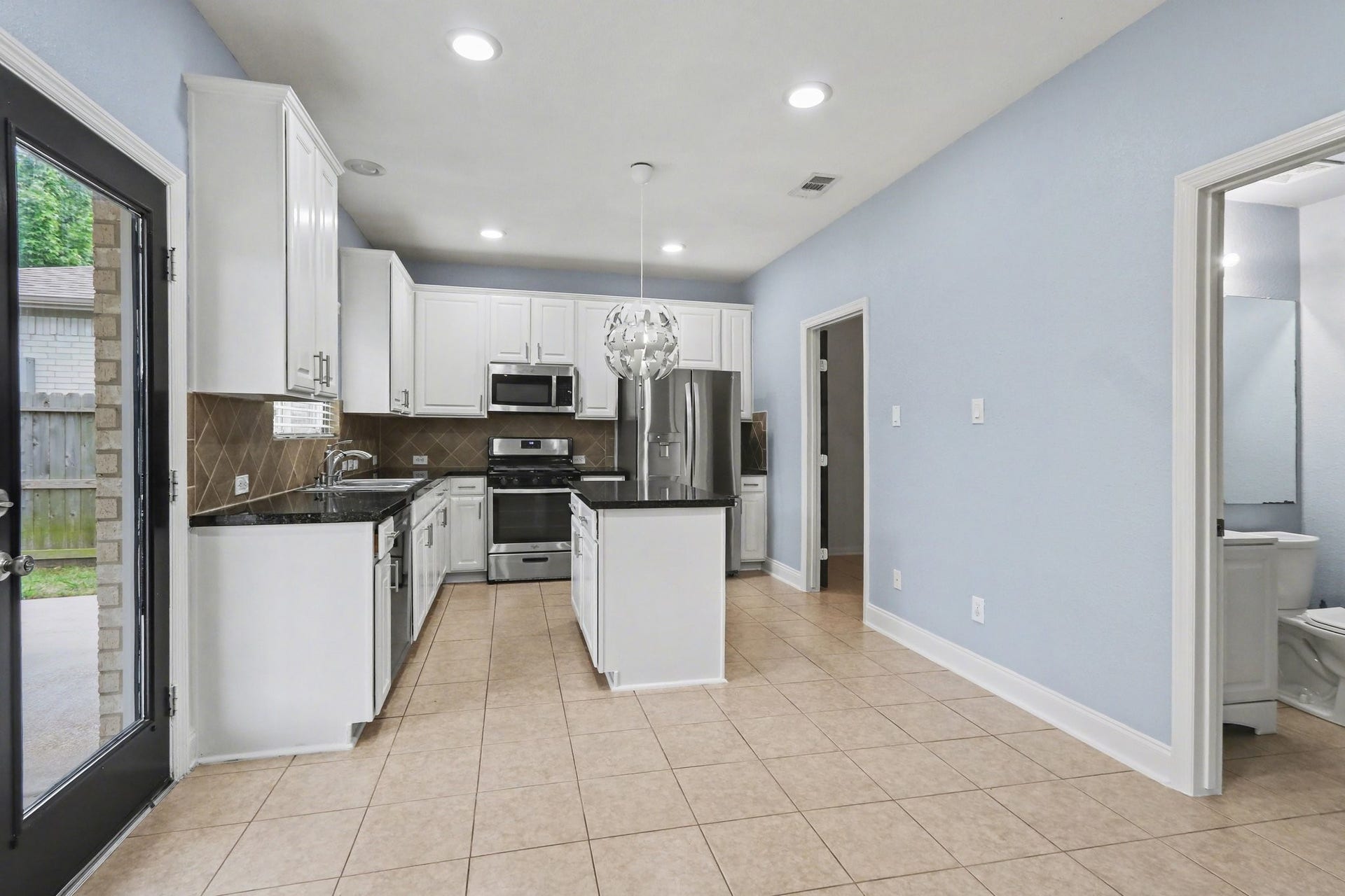2705 Golden Creek Lane, Pearland, TX 77584 This kitchen also boasts a breakfast area for a quaint table for those quick bites before heading out in the morning!