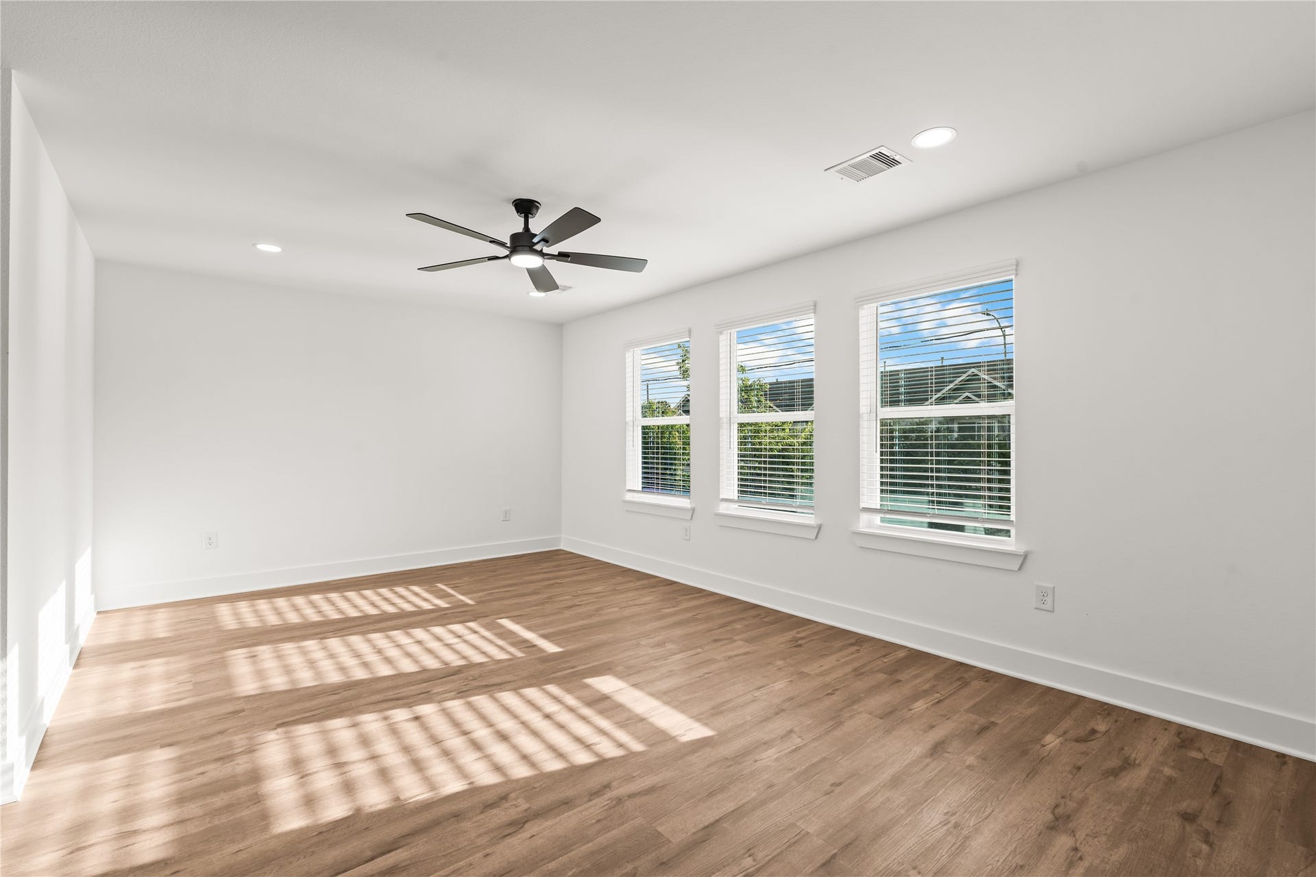 1912 Schweikhardt Street, Houston, TX 77020 Wake up to natural light. The primary suite easily accommodates a king-size bed while three massive windows frame beautiful views of the neighborhood greenery.