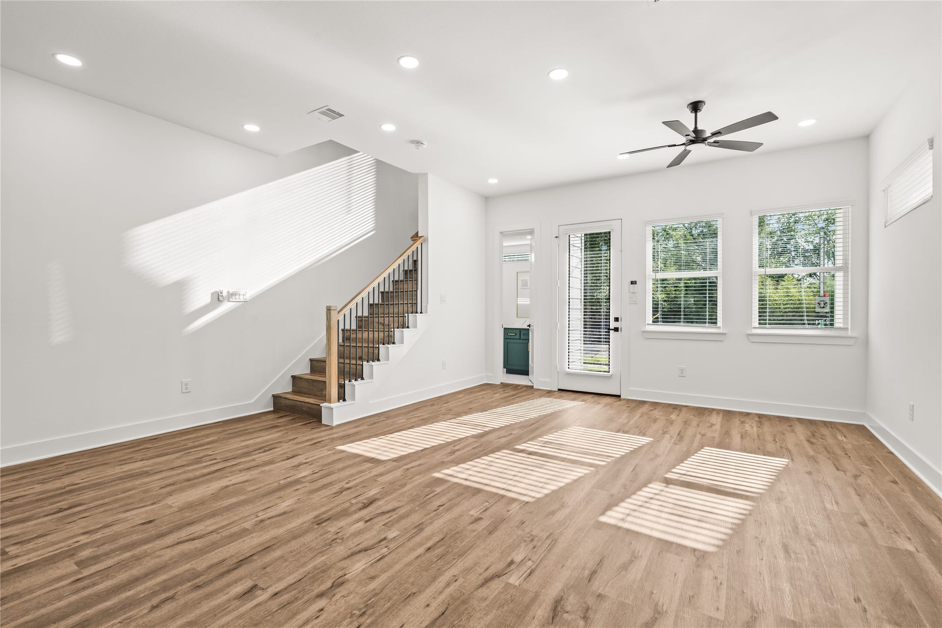 1912 Schweikhardt Street, Houston, TX 77020 Your final look before heading upstairs. A commanding view of the main floor that perfectly demonstrates true open-concept luxury.