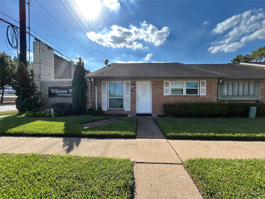 Property photo for 202 W TRI OAKS LN, #202, Houston, TX