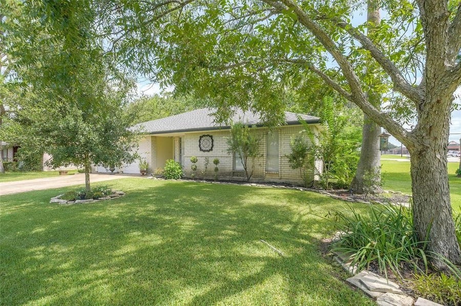Property photo for 207 Brigadoon, Friendswood, TX