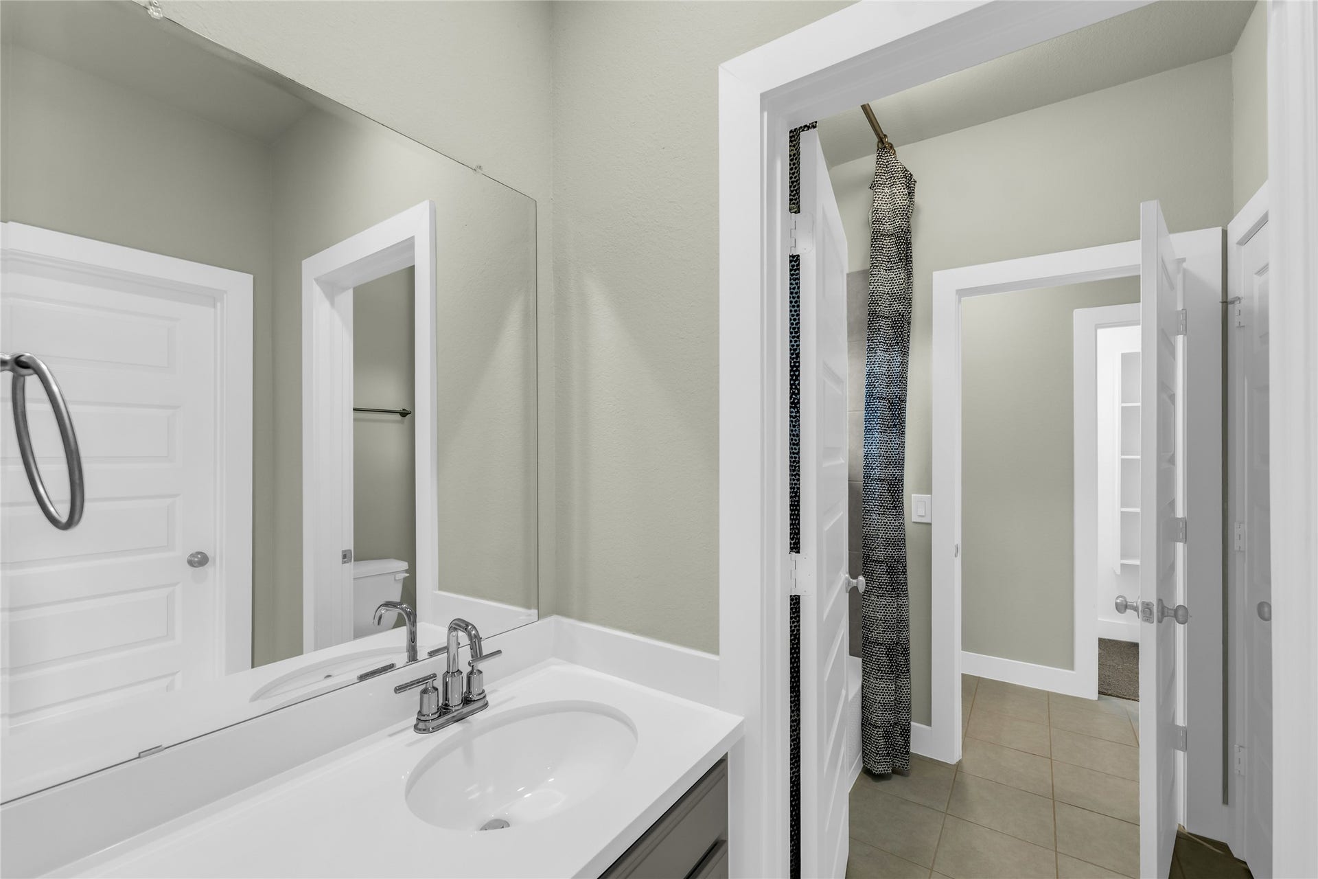 22810 Pearl Glen Drive, Richmond, TX 77469 Jack & Jill Bathroom