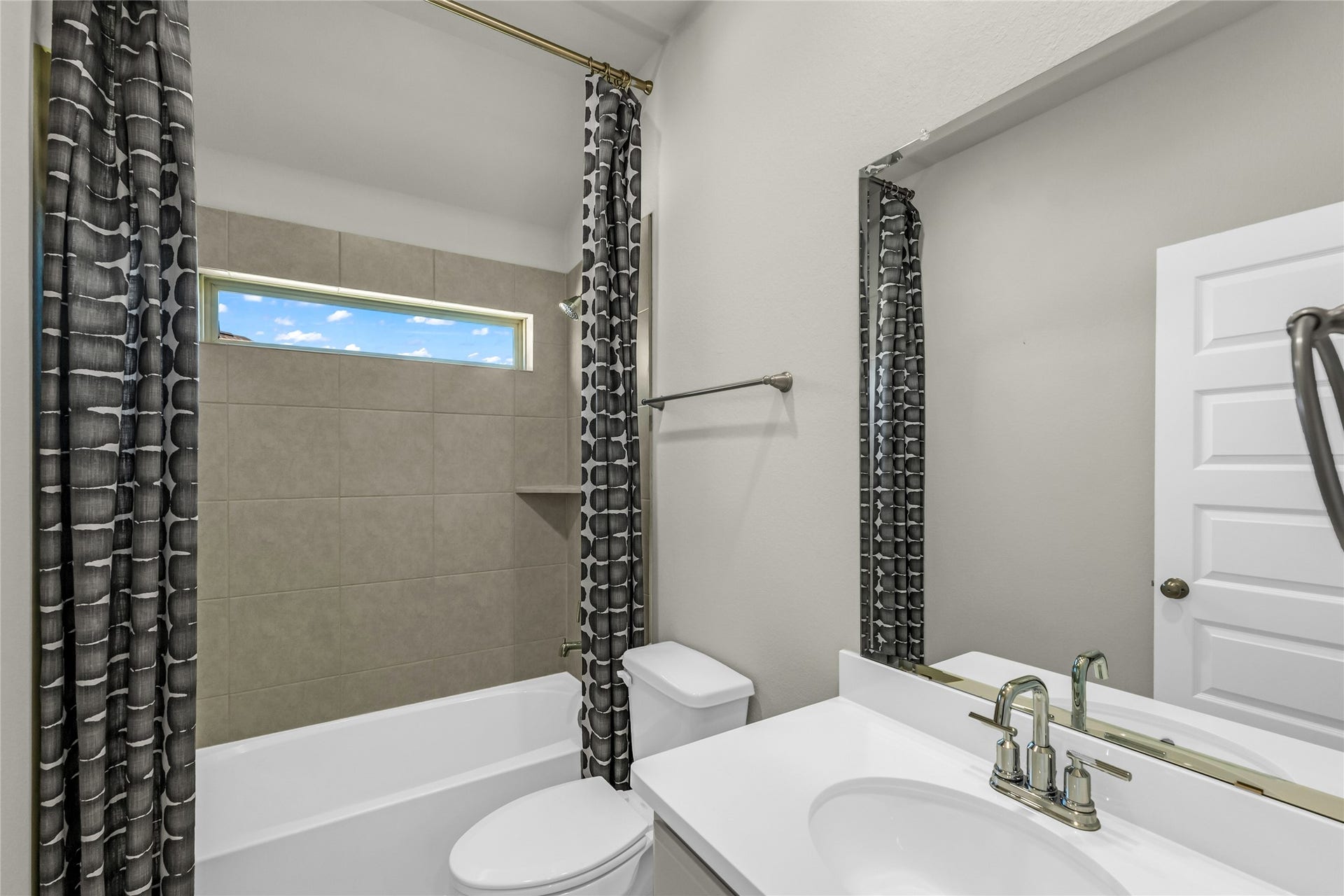 22810 Pearl Glen Drive, Richmond, TX 77469 2nd Bathroom - 1st Floor