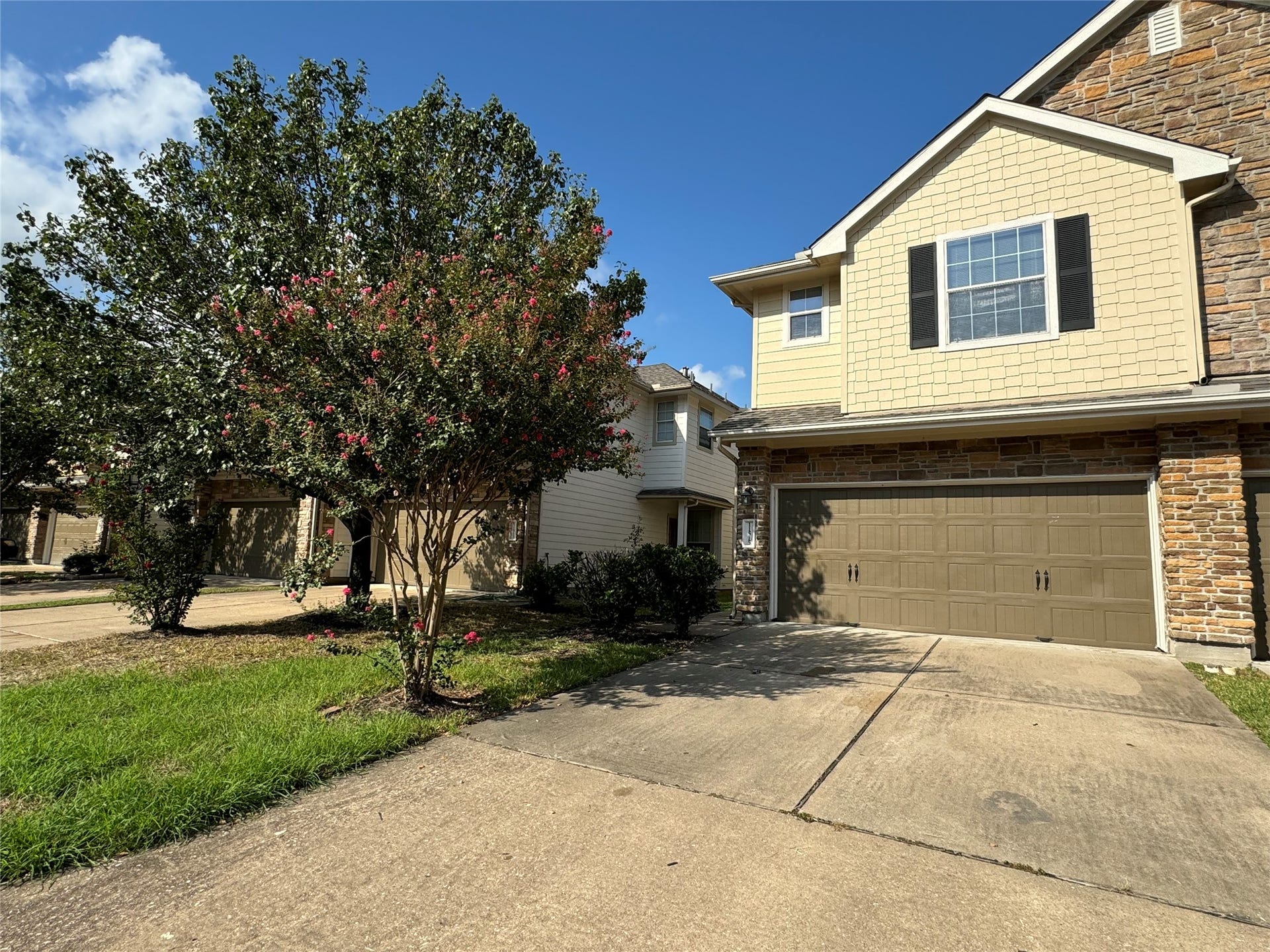 lovely, modern, 2-story duplex townhome