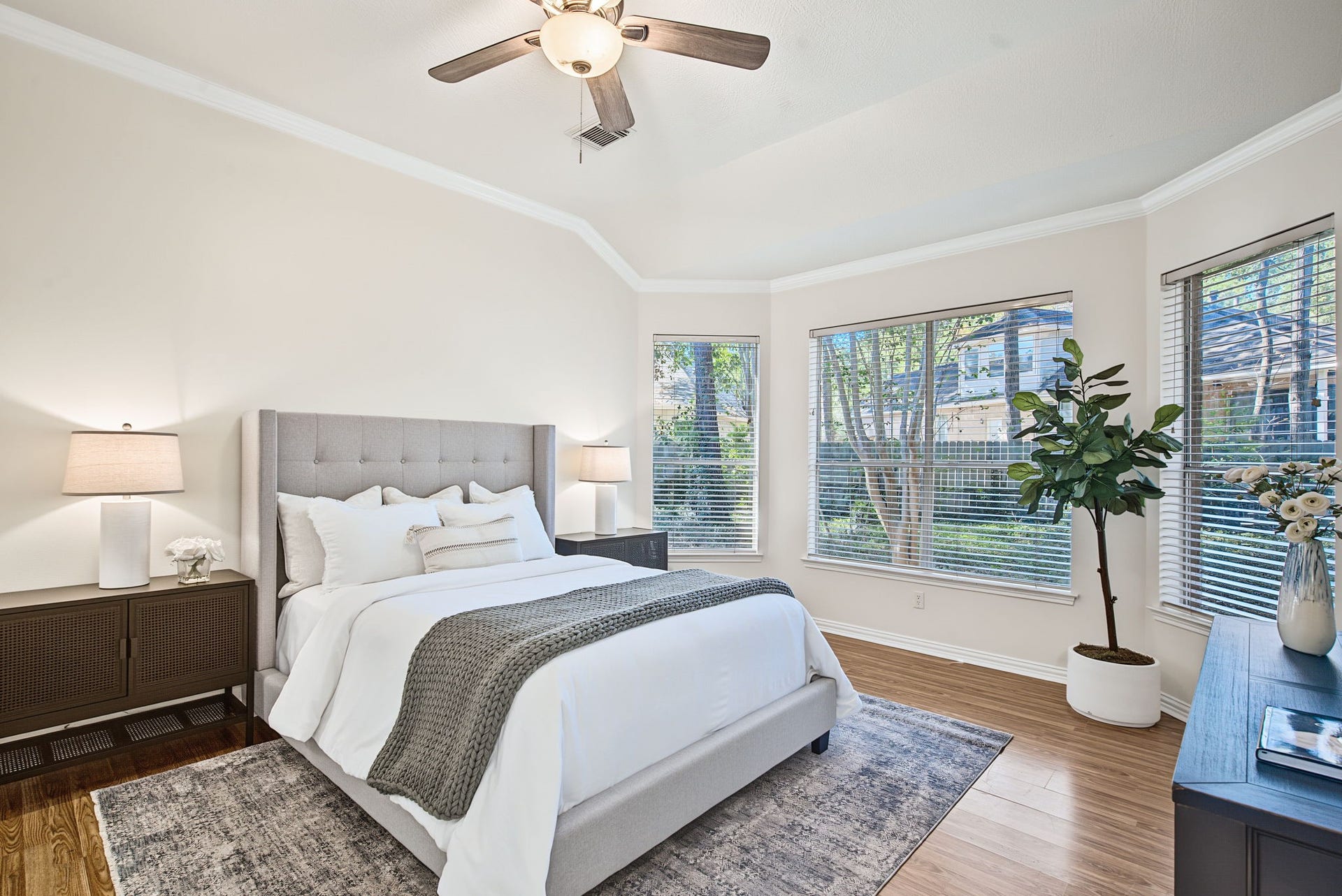 51 Pinery Ridge Place, The Woodlands, TX 77382 Wraparound windows bring leafy views into the primary suite, adding natural light and a connection to the homes established surroundings.