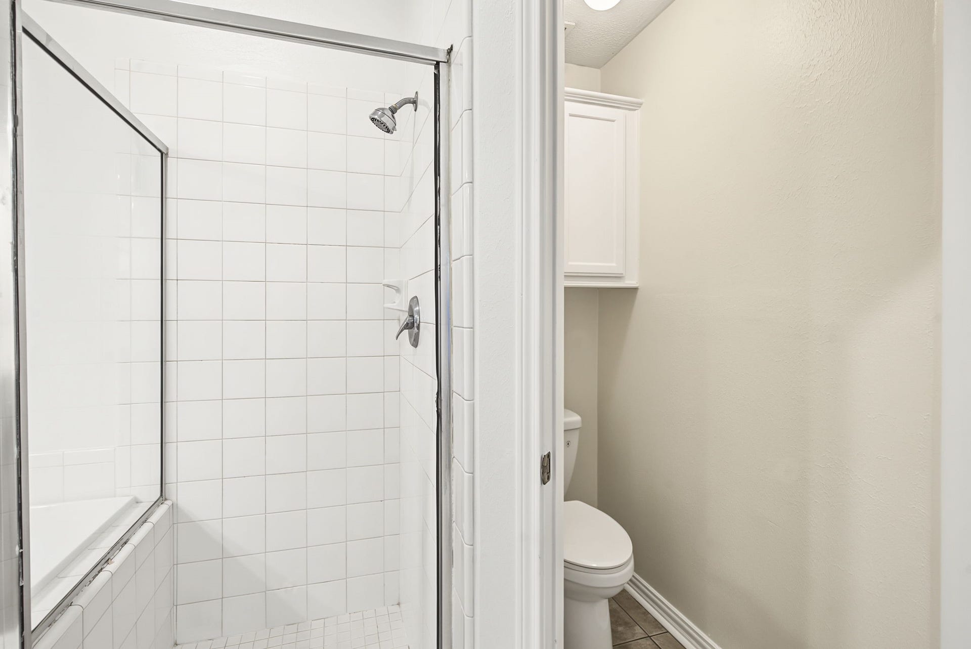 51 Pinery Ridge Place, The Woodlands, TX 77382 The primary bathroom includes a separate glass-enclosed tiled shower, giving you the convenience of both a shower and a tub.