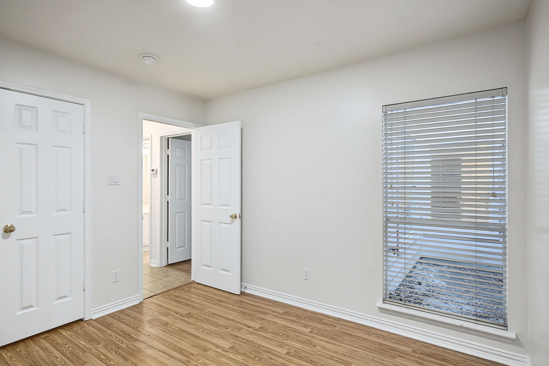 51 Pinery Ridge Place, The Woodlands, TX 77382 A window, closet, and neutral finishes make this room easy to adapt as your needs change.