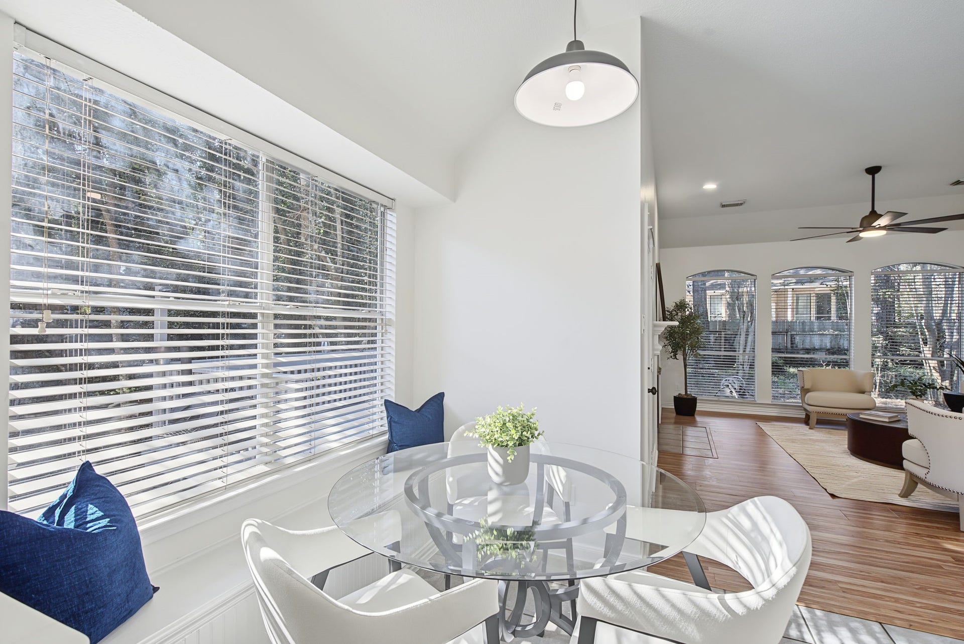 51 Pinery Ridge Place, The Woodlands, TX 77382 Start the morning beside a broad window in the breakfast nook, complete with a built-in window seat and views toward the living room.