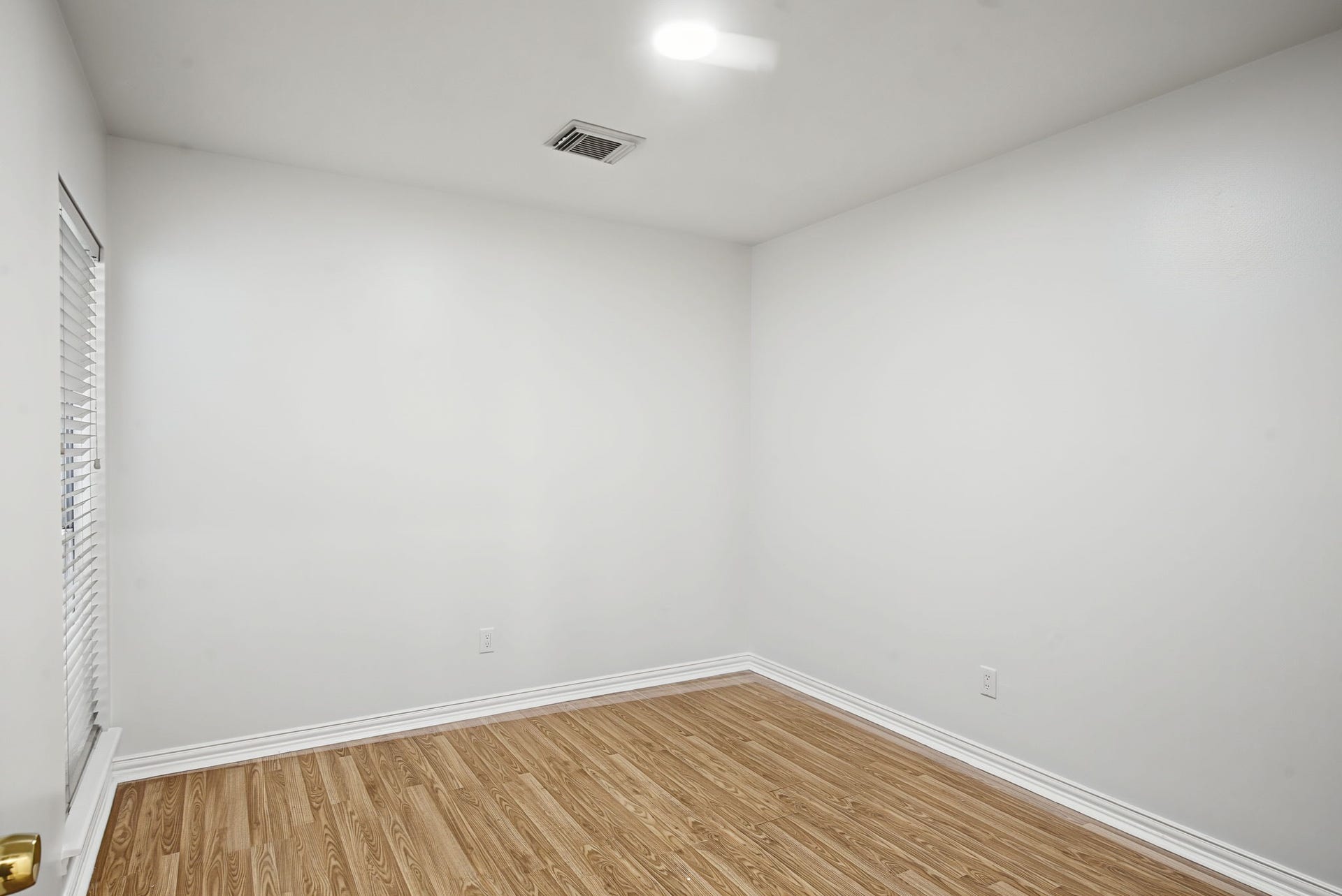 51 Pinery Ridge Place, The Woodlands, TX 77382 An additional bedroom provides flexible space for sleeping, working from home, or pursuing your favorite hobby.