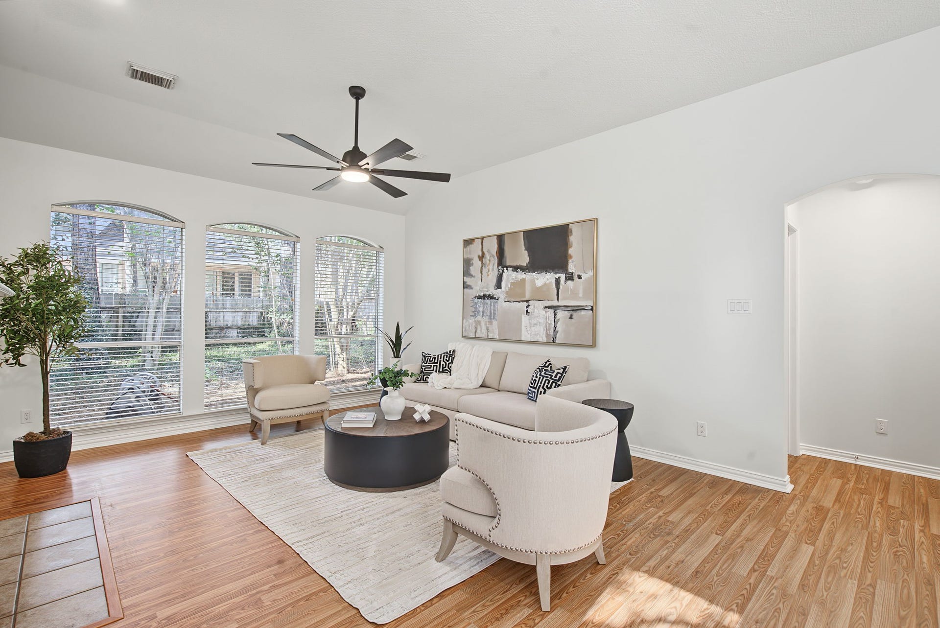 51 Pinery Ridge Place, The Woodlands, TX 77382 An open living area offers flexibility for your furniture arrangement, with tall windows drawing the eye toward the wooded backyard.