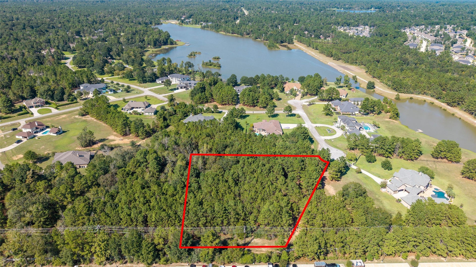 0 Ridgelake Court, Montgomery, TX 77316 A bird's-elye view of this incredible property! Enjoy the charm of a tucked away cul-de-sac location with in the gated Edgewater section of Ridgelake Shores, where beautiful surroundings and nearby lakes make this setting truly special.