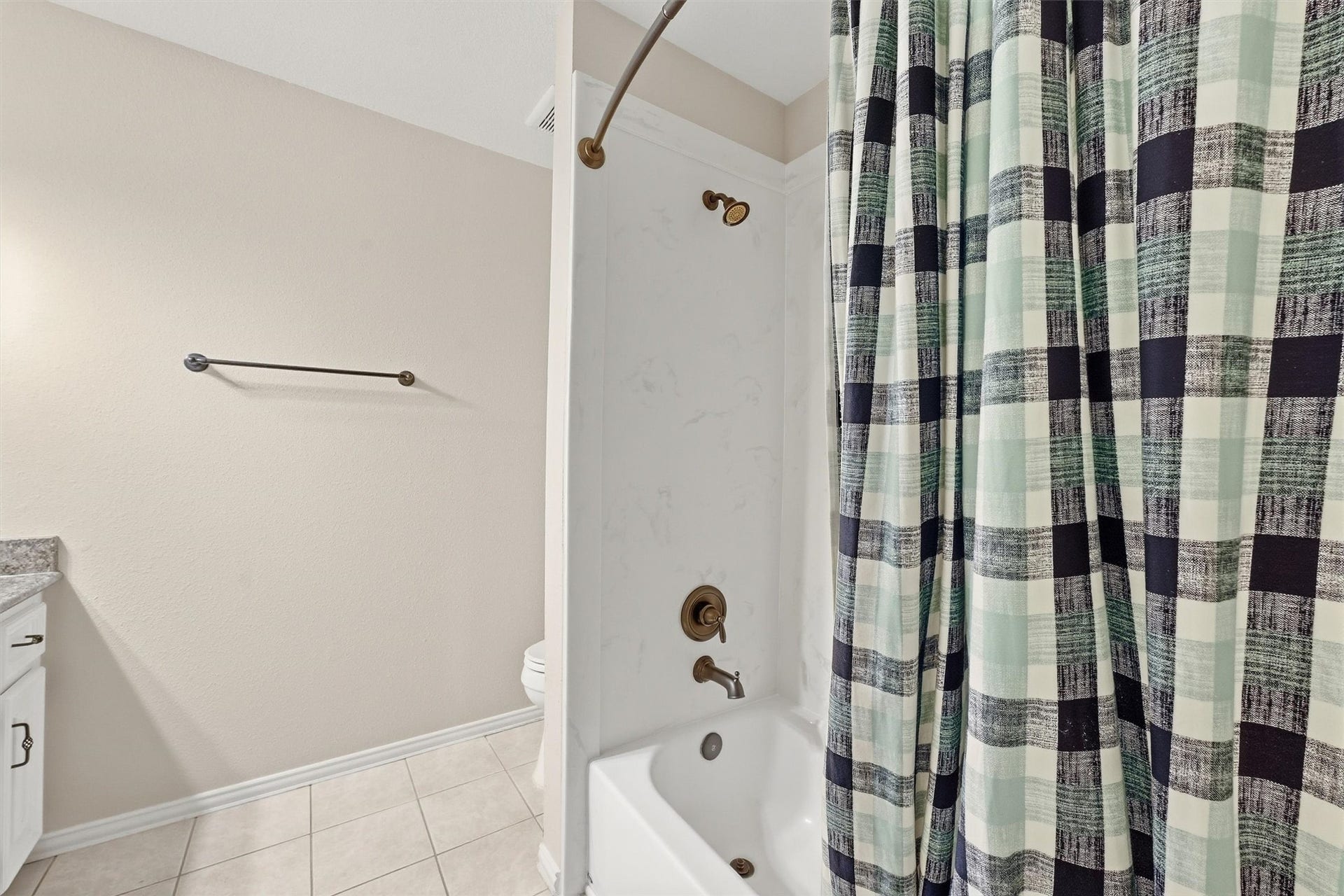 7321 Root Road, Spring, TX 77389 Secondary tub/shower