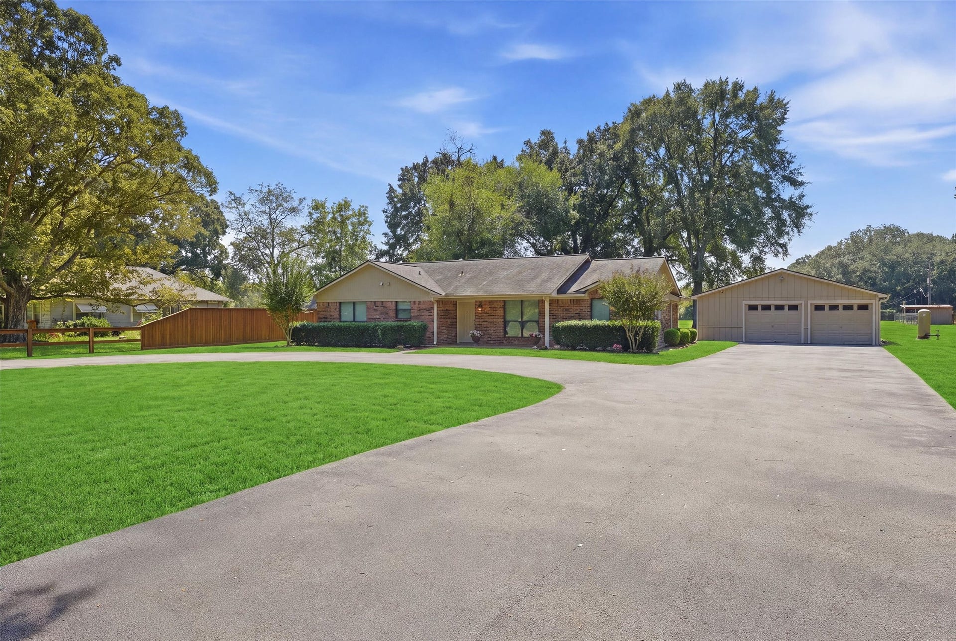 7321 Root Road, Spring, TX 77389 TONS of parking space & a circle driveway.